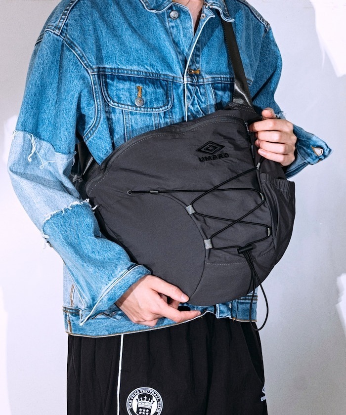 UMBRO 別注Logo Body Bag 側背包