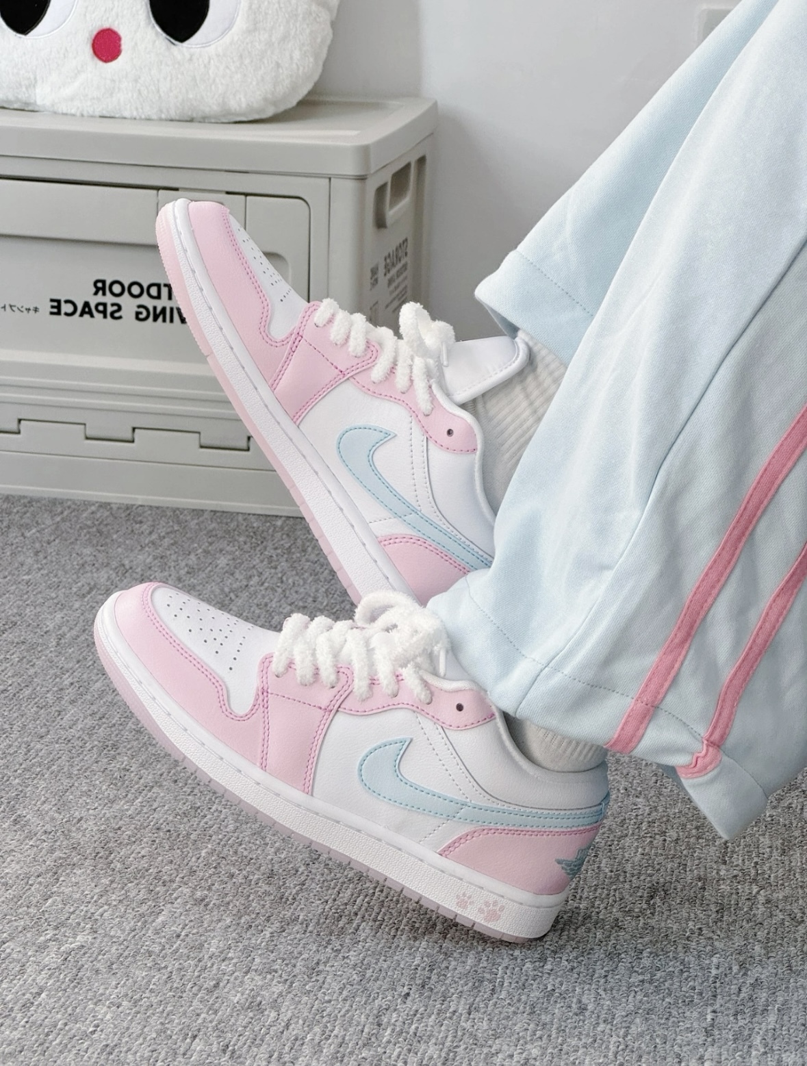 Nike Air Jordan 1 AJ1 粉色 寶寶藍 毛絨鞋帶 貓咪腳印 皮革 女款 HM3706-141/預購