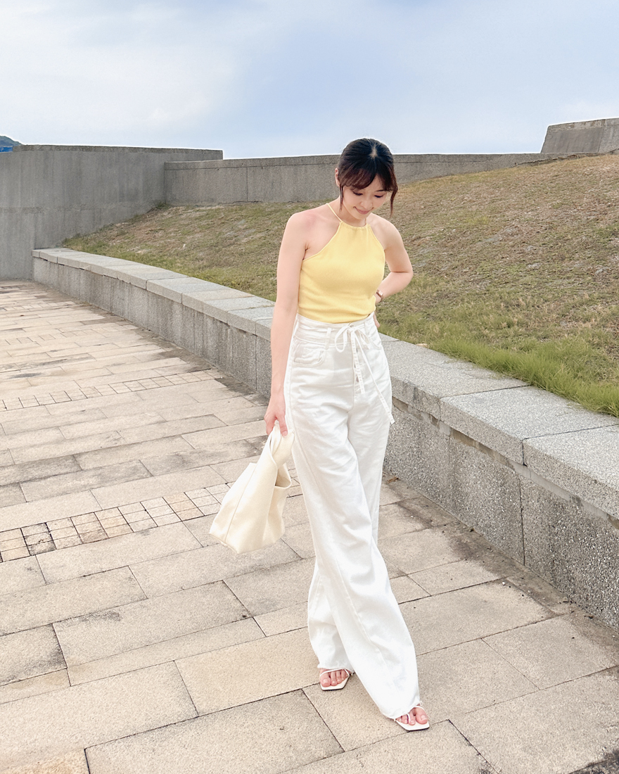 LINA LINA小辣巧思純色坑條綁繩美背削肩背心-亮麗黃