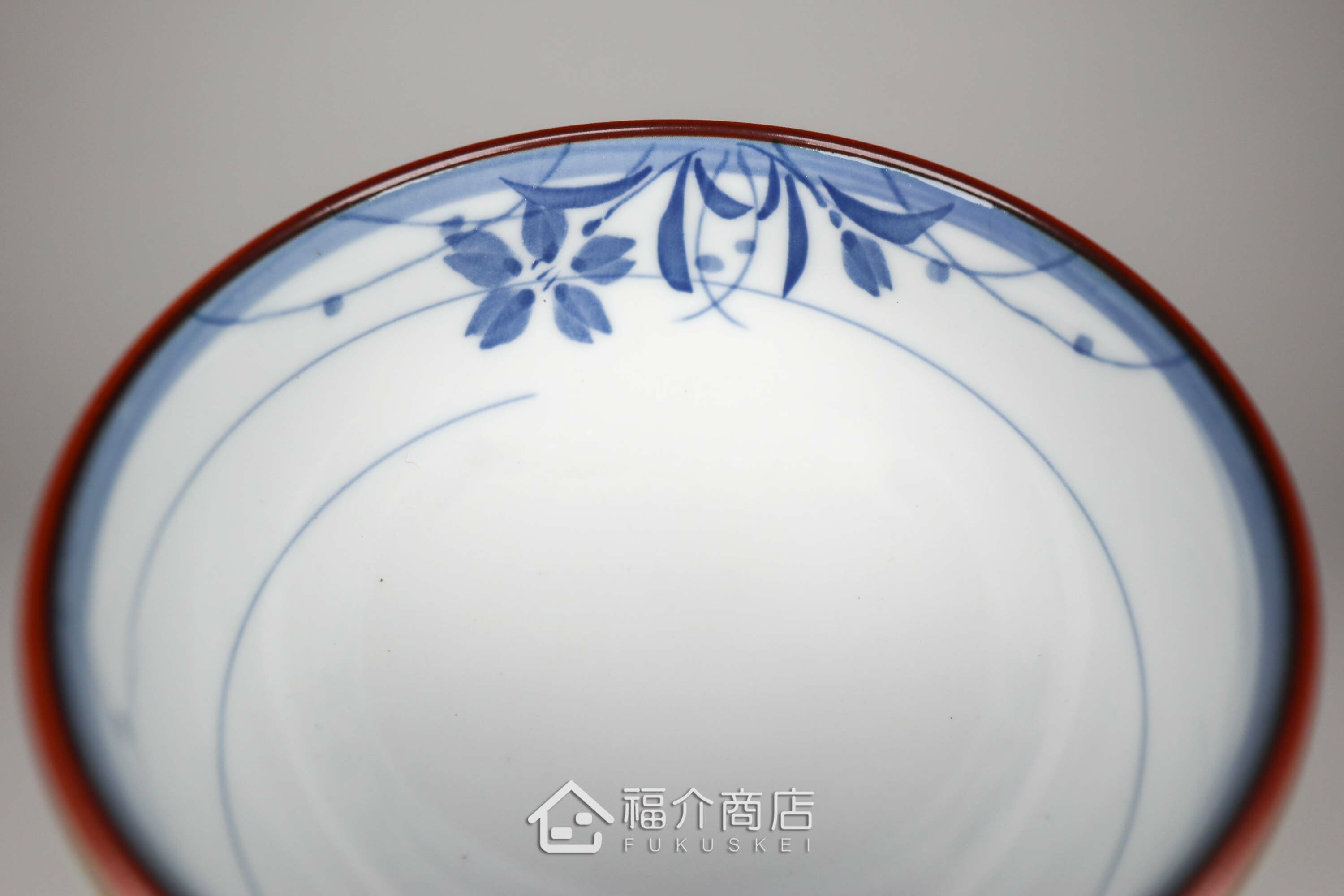 日本陶瓷材質的180cc綠色與白色有蓋茶杯