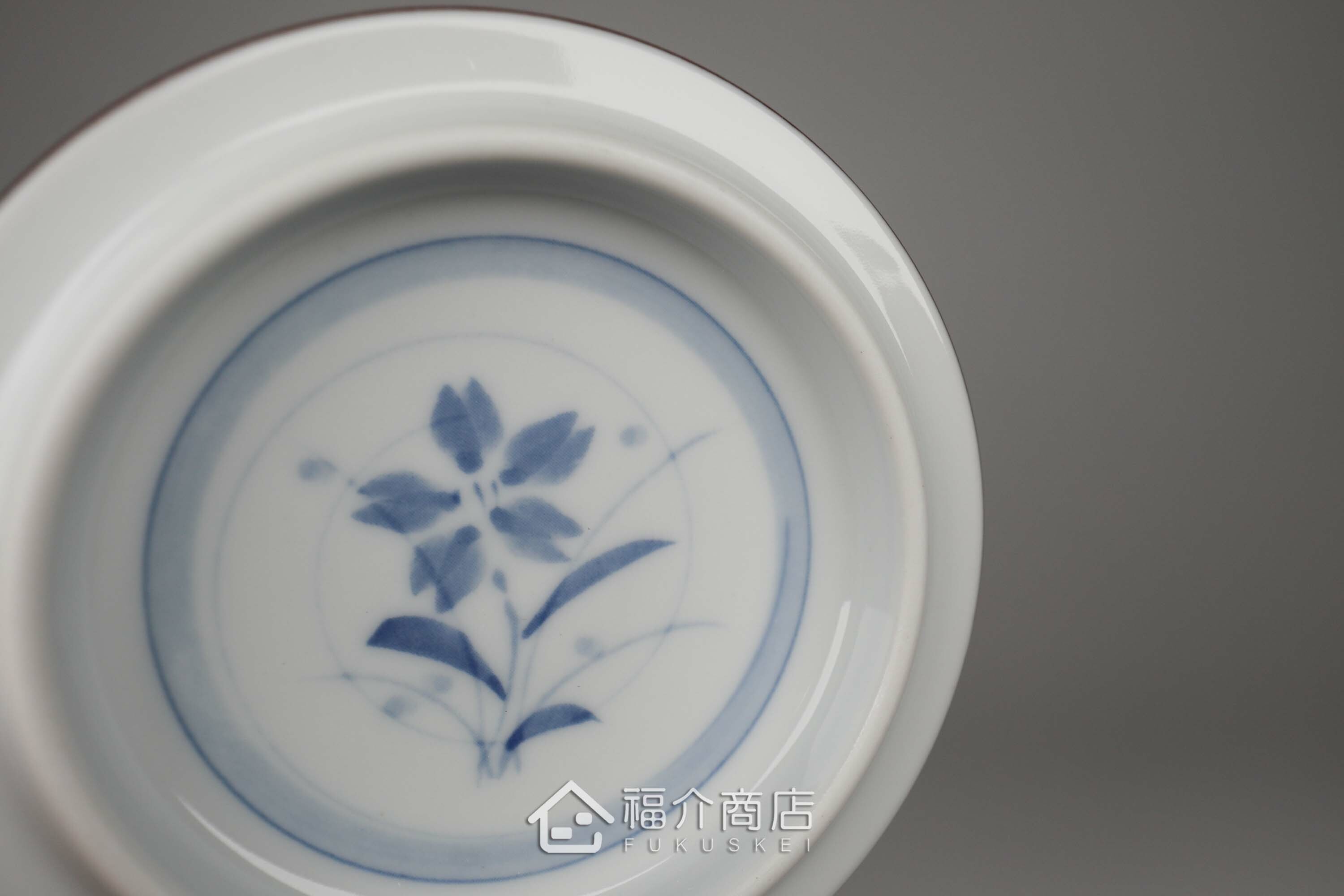 日本陶瓷材質的180cc綠色與白色有蓋茶杯