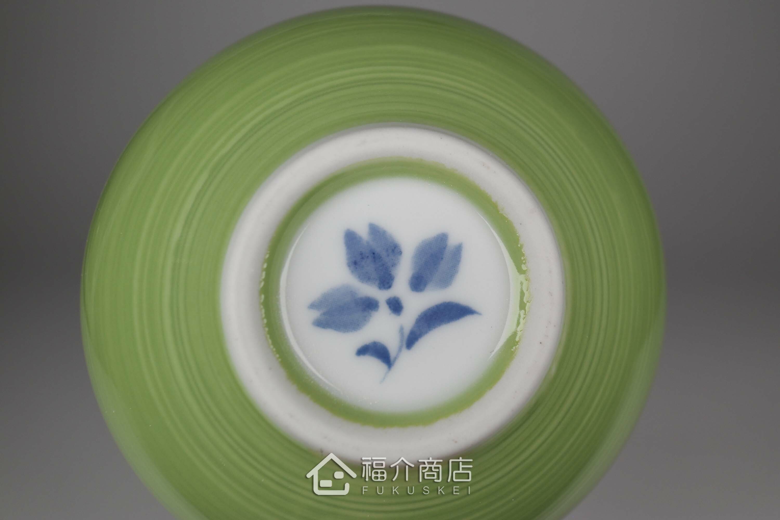 日本陶瓷材質的180cc綠色與白色有蓋茶杯