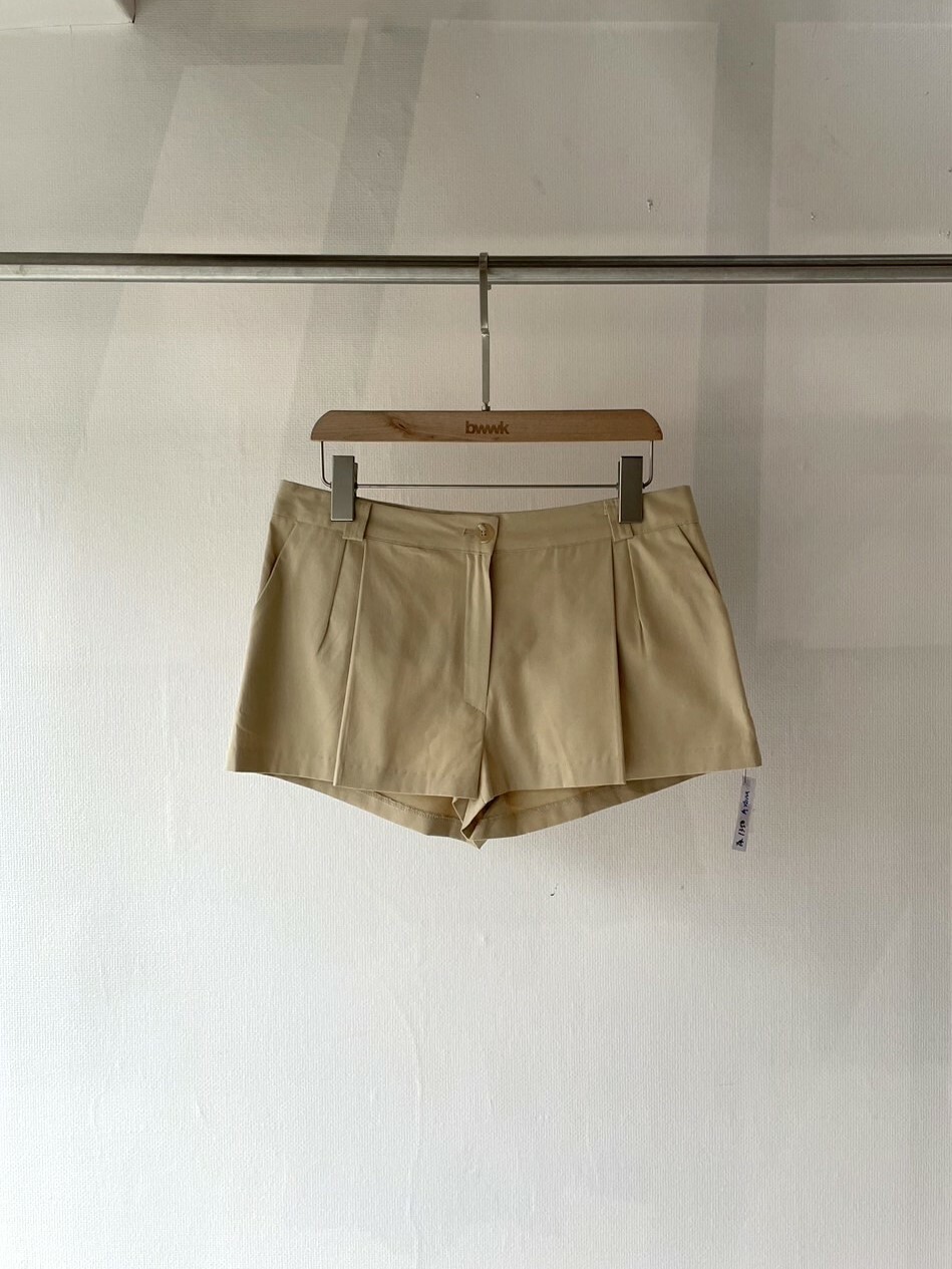 低腰立體褶短褲