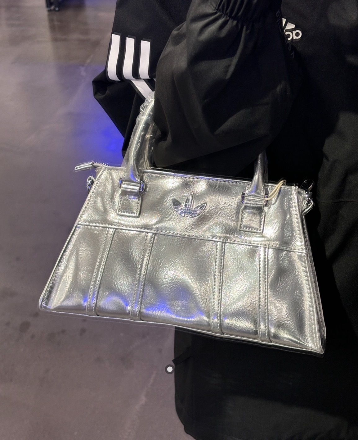 <快速出貨> Adidas 沙漏手提包 斜背款 銀色