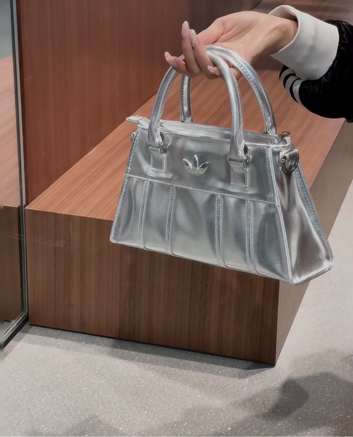 <快速出貨> Adidas 沙漏手提包 斜背款 銀色