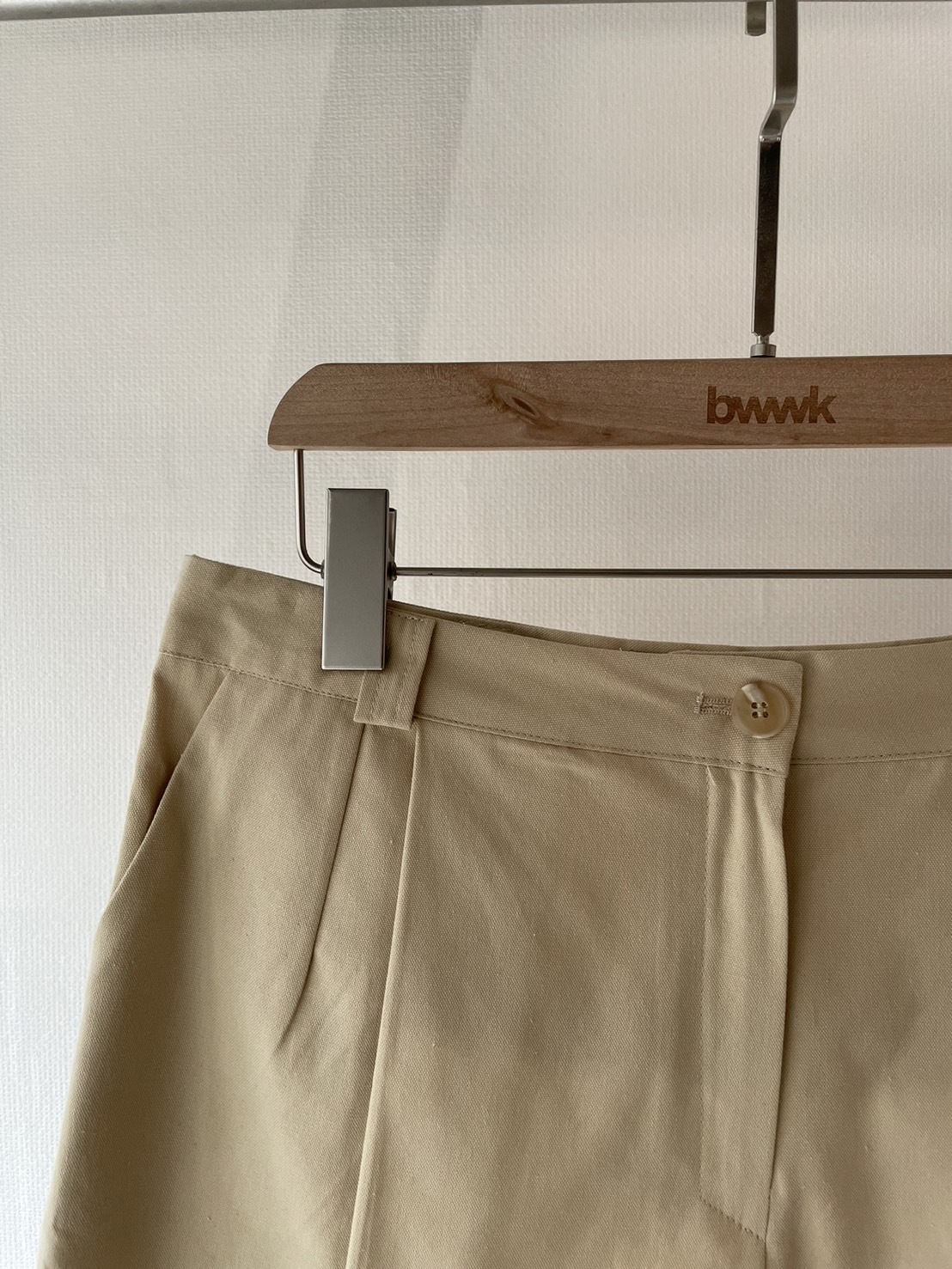 低腰立體褶短褲