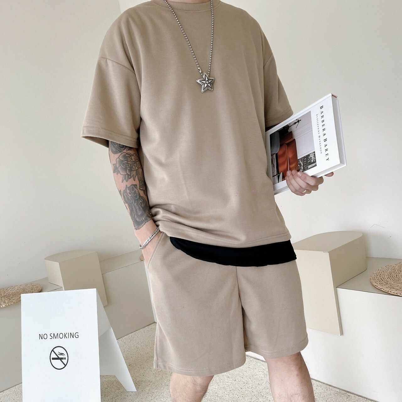 男模著韓版休閒棉質短袖套裝卡其細節照