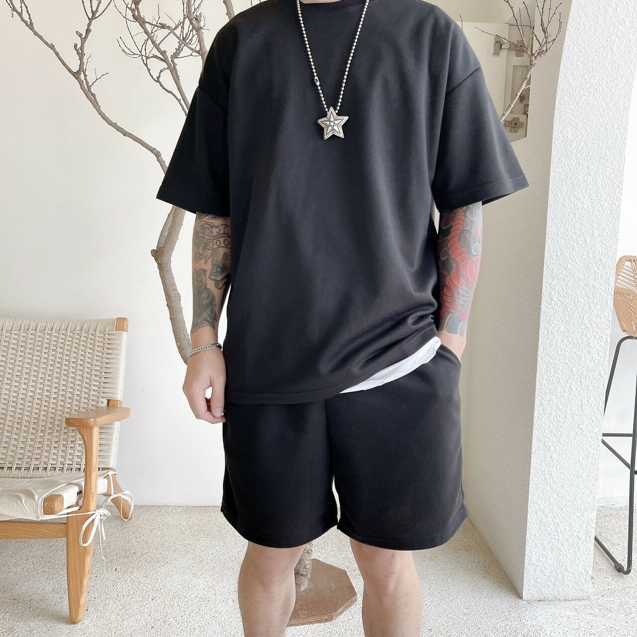男模著韓版休閒棉質短袖套裝黑色