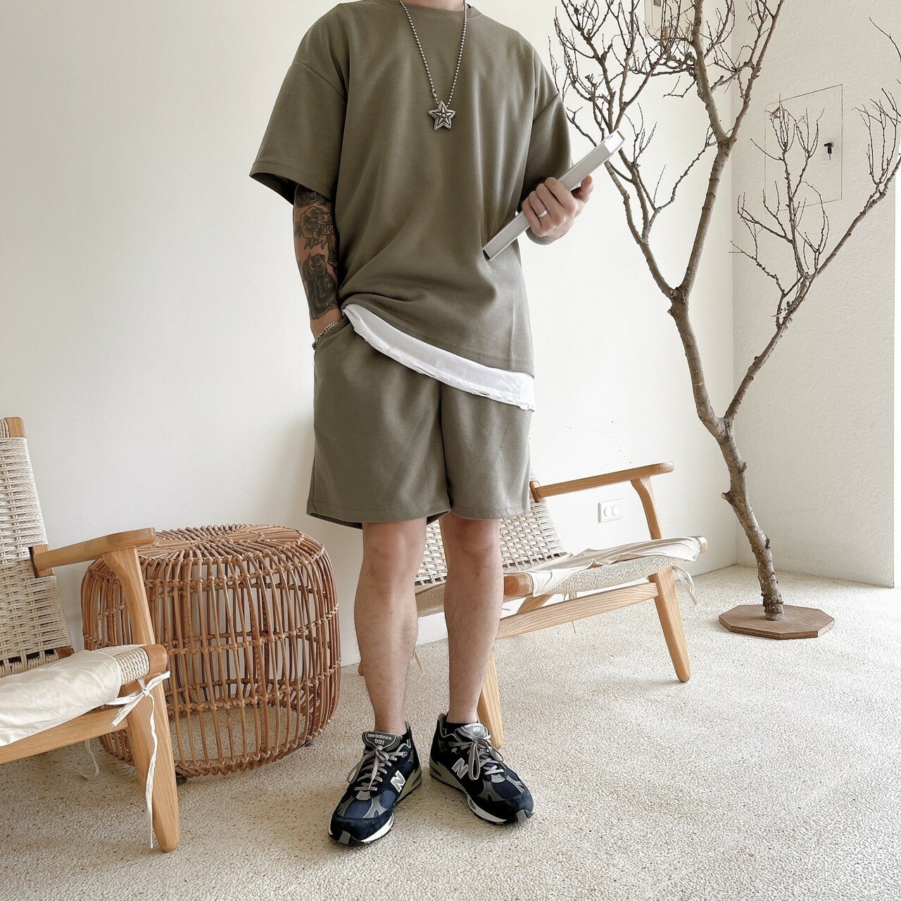 男模著韓版休閒棉質短袖套裝灰綠實著