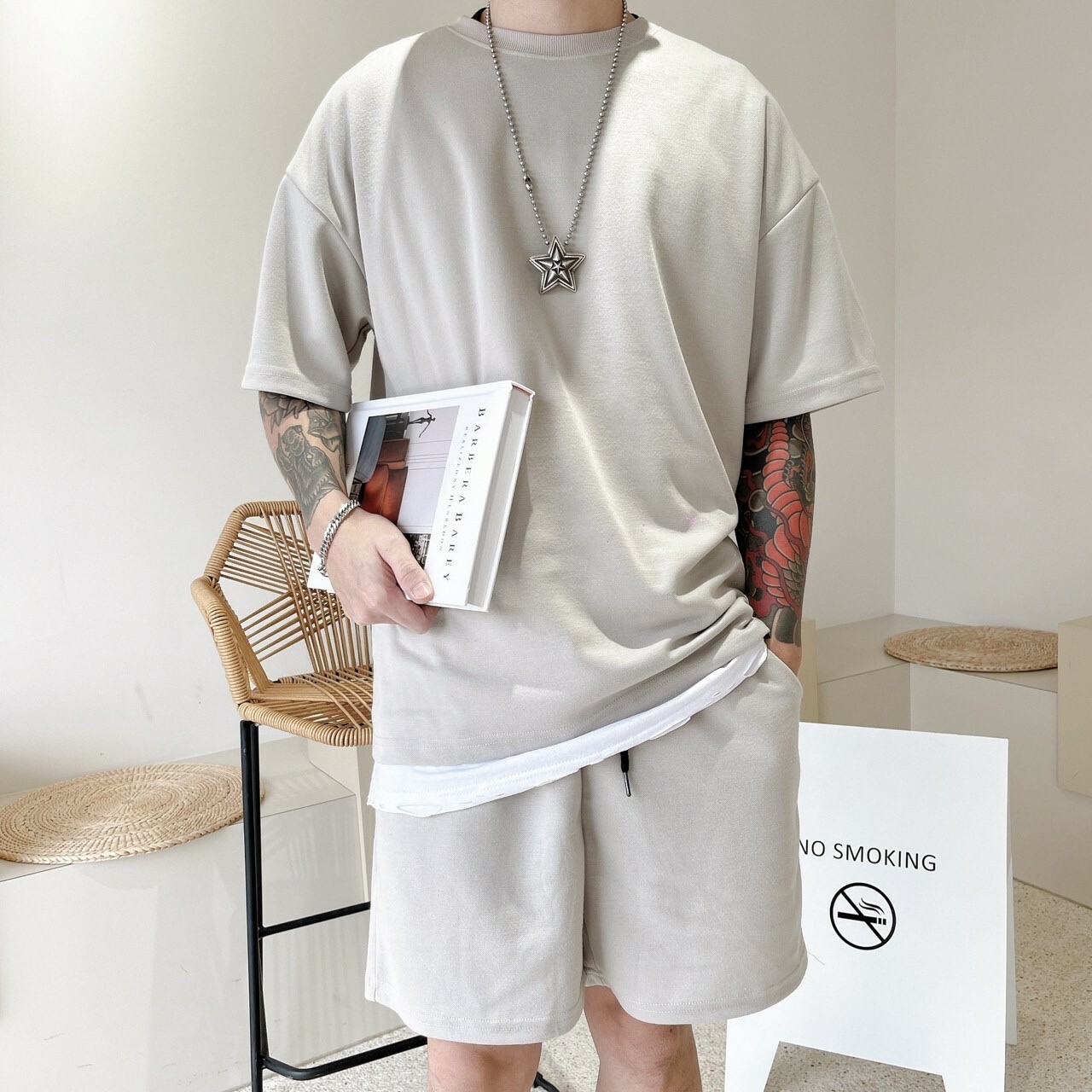 男模著韓版休閒棉質短袖套裝石灰色照