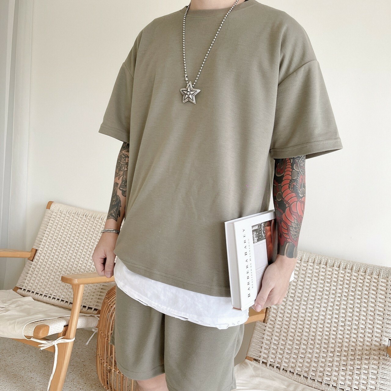 男模著韓版休閒棉質短袖套裝灰綠實著