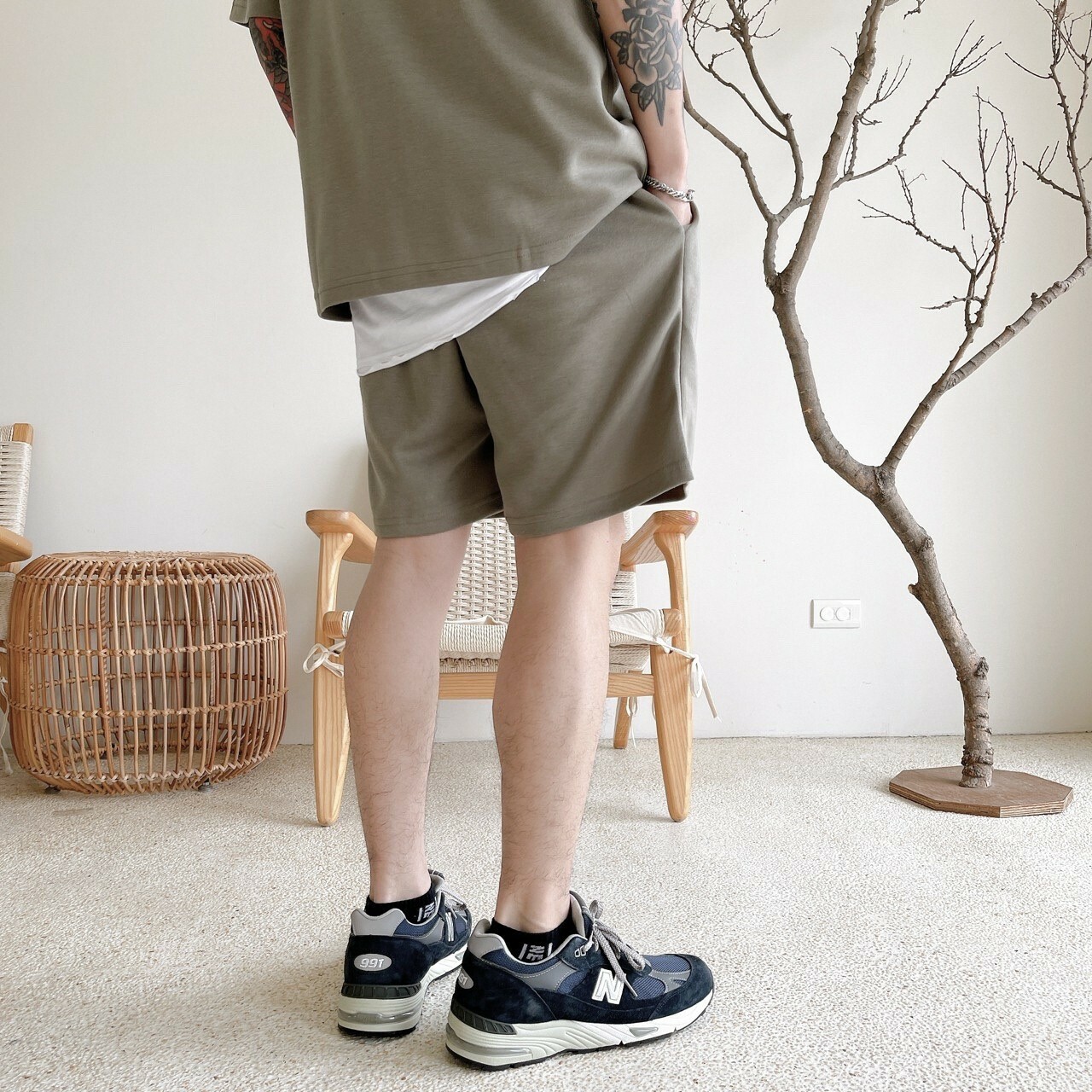 男模著韓版休閒棉質短袖套裝灰綠背面照