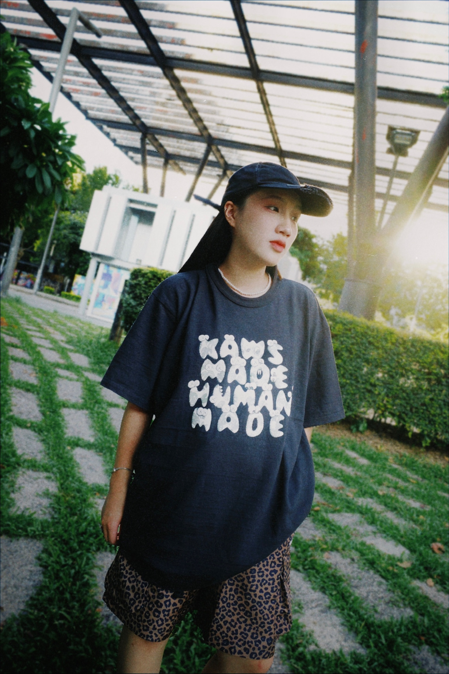 <潮流男女孩們撿便宜囉🔥>Kaws x Human Made 胸前文字款 此為白色款 黑色示範穿搭圖