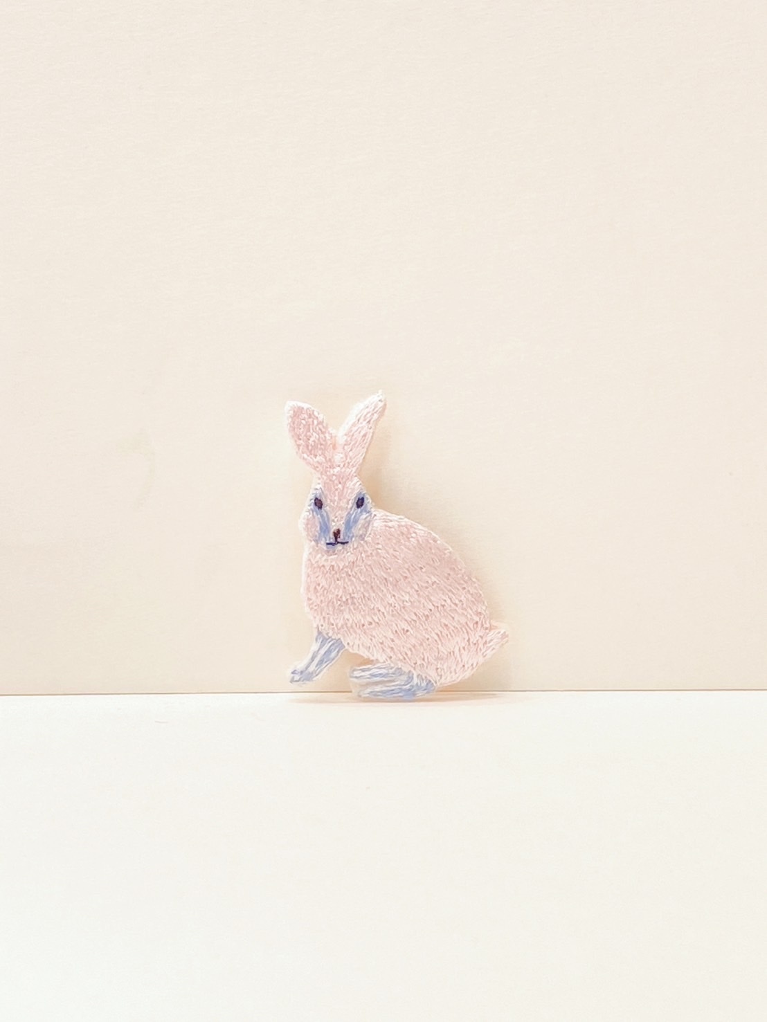 小白兔刺繡胸針