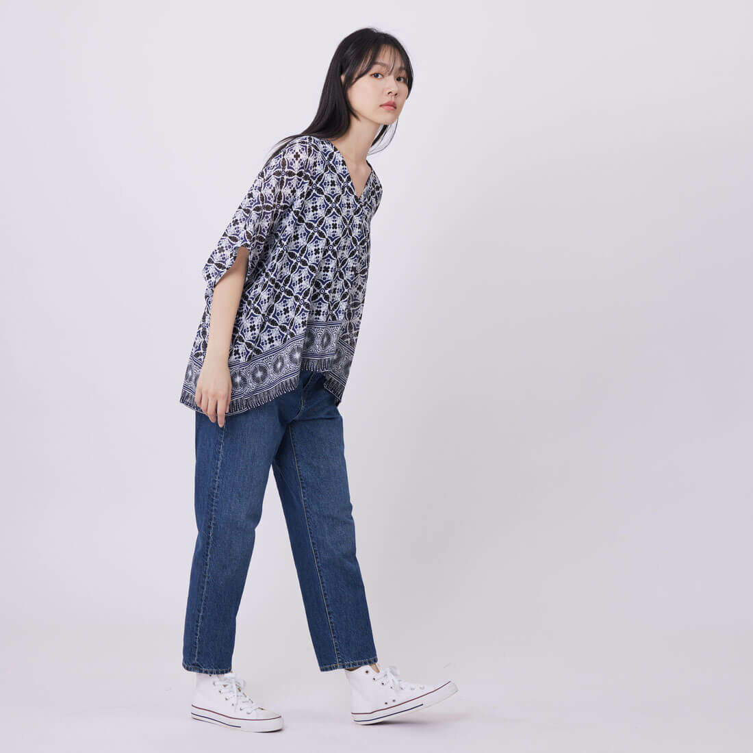 Morgan度假透紗印花V領落肩上衣/藍黑