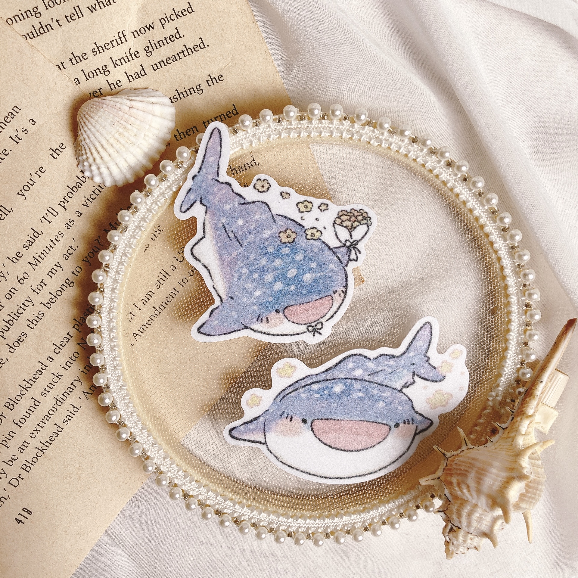 魚餅一隻熊｜快樂鯨鯊 防水貼紙