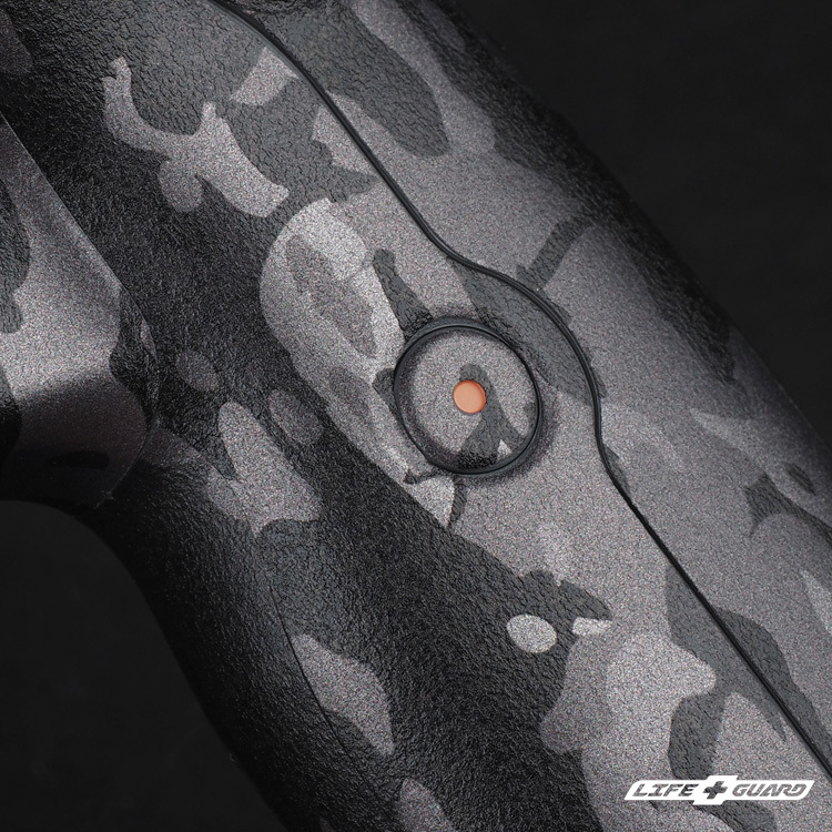 LIFE+GUARD 野戰迷彩黑貼膜質感特寫，LIFE+GUARD 設計風格