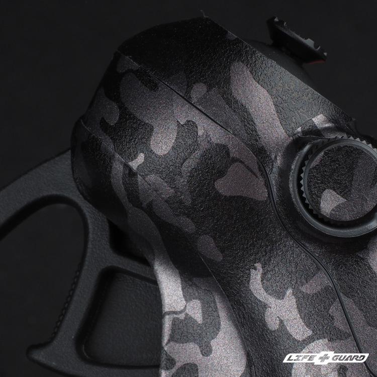 LIFE+GUARD 穿越搖桿貼膜安裝示意，適用 DJI RC Motion 3