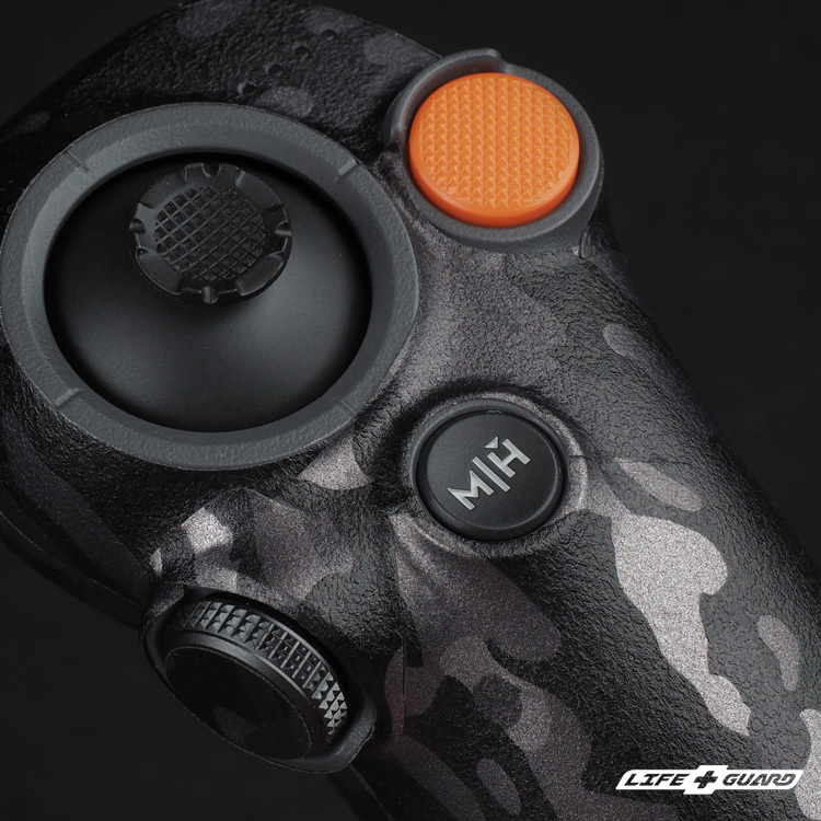 LIFE+GUARD 穿越搖桿貼膜安裝示意，適用 DJI RC Motion 3