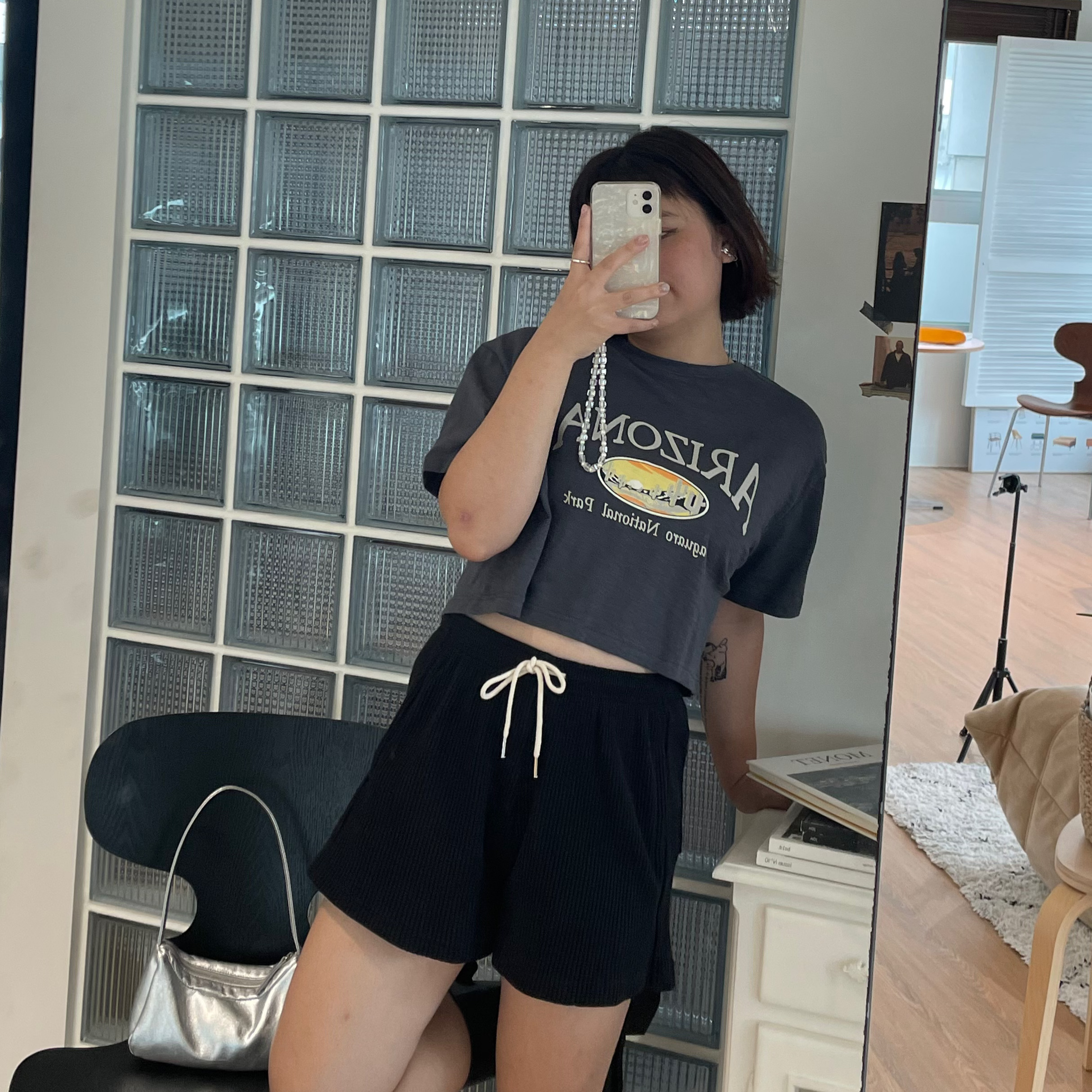 B45直接買!特價又好看的配色微短T(米/墨)