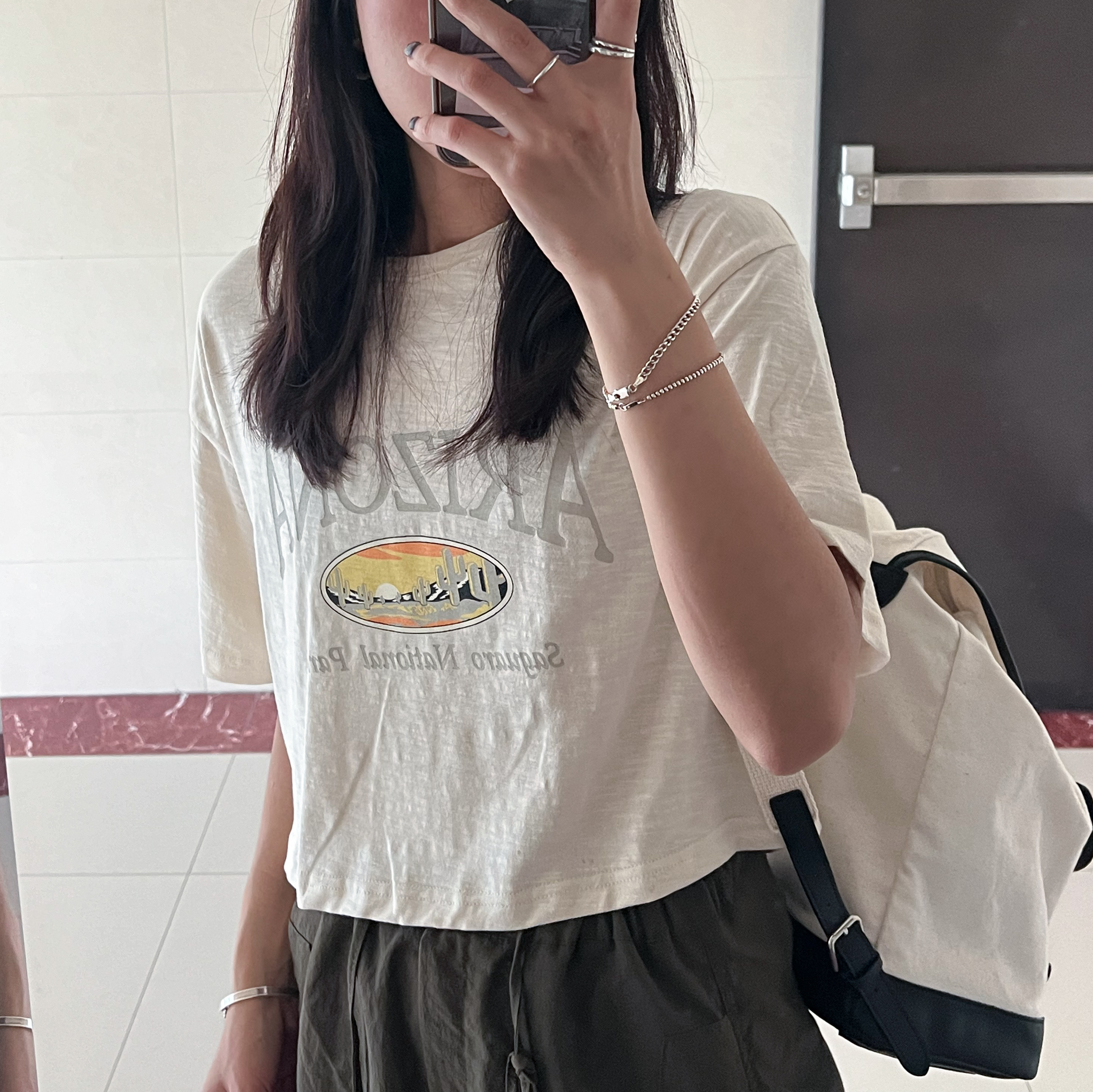 B45直接買!特價又好看的配色微短T(米/墨)