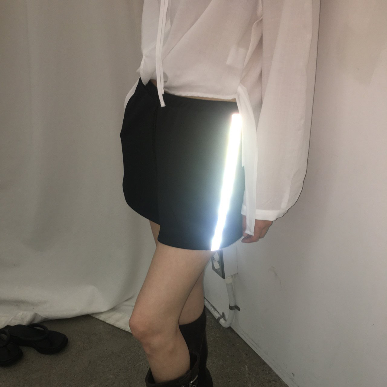 科技感反光條滑料運動短褲(黑)