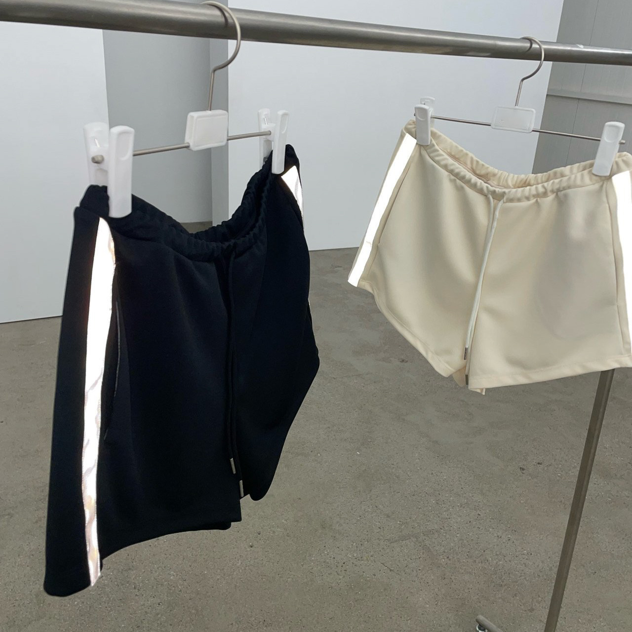 科技感反光條滑料運動短褲(奶白)