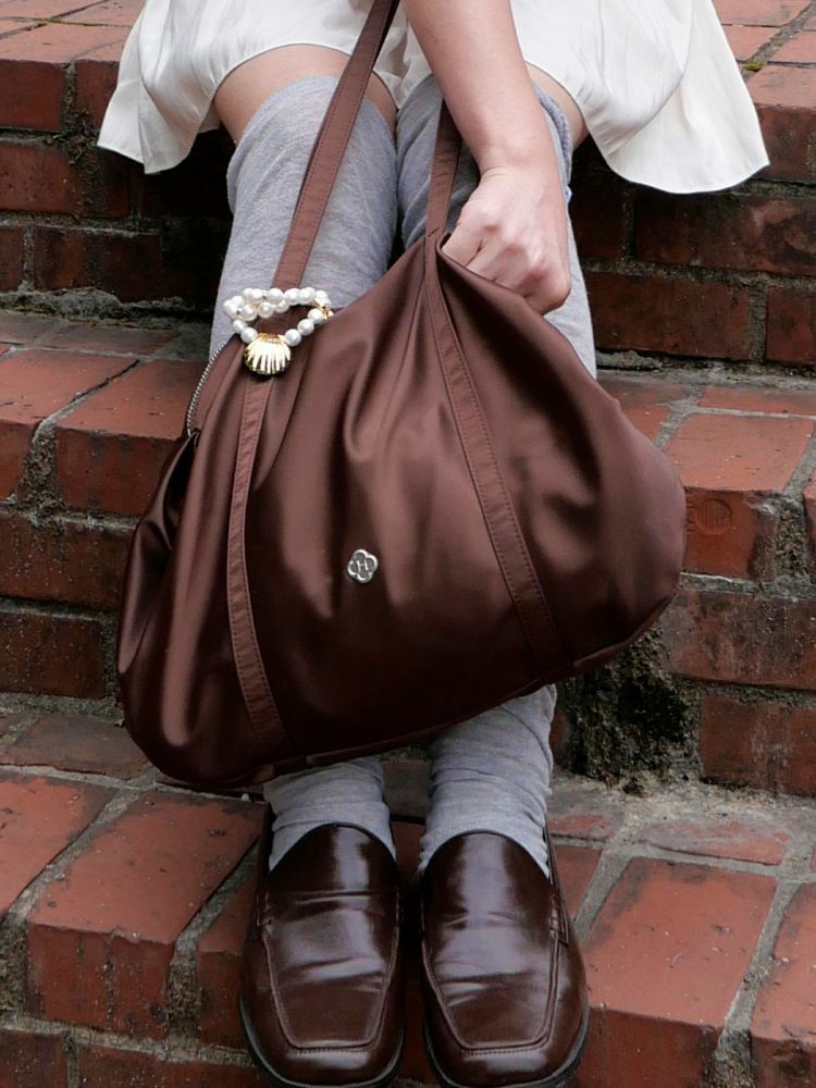 [HEEARI] AURORA SHIRRING LEATHER DUFFLE BAG★ミディアム-3色 Aurora Shirring Leather Duffle Bag_Deep Black - HEEARI 히어리