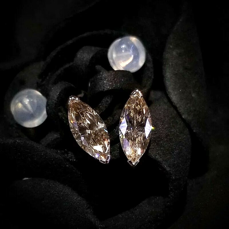 全新18K白金【主石1卡32份欖尖形香檳鑽】耳環