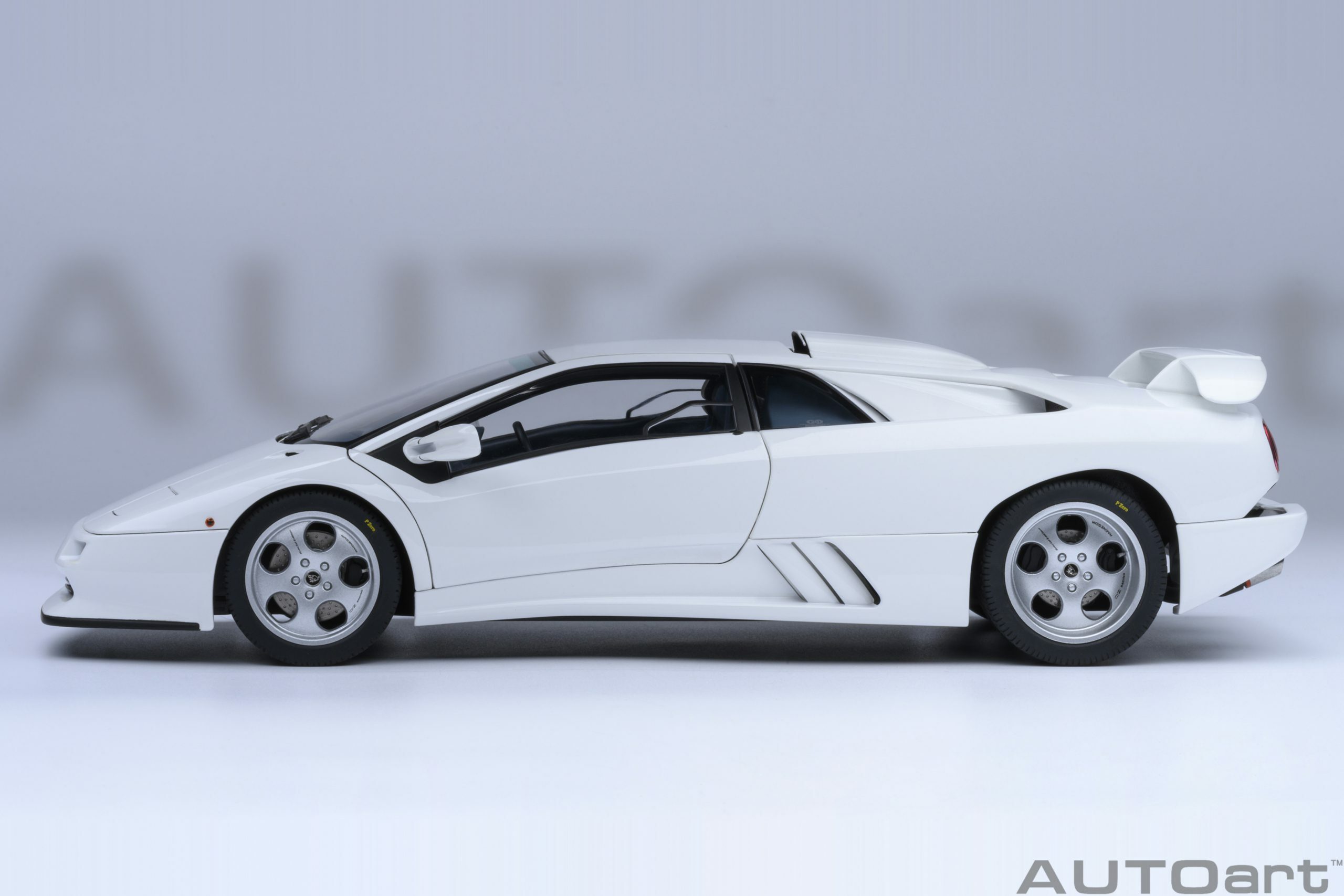 1/18 AUTOART Lamborghini Diablo SE JOTA (Impact White) (79145)