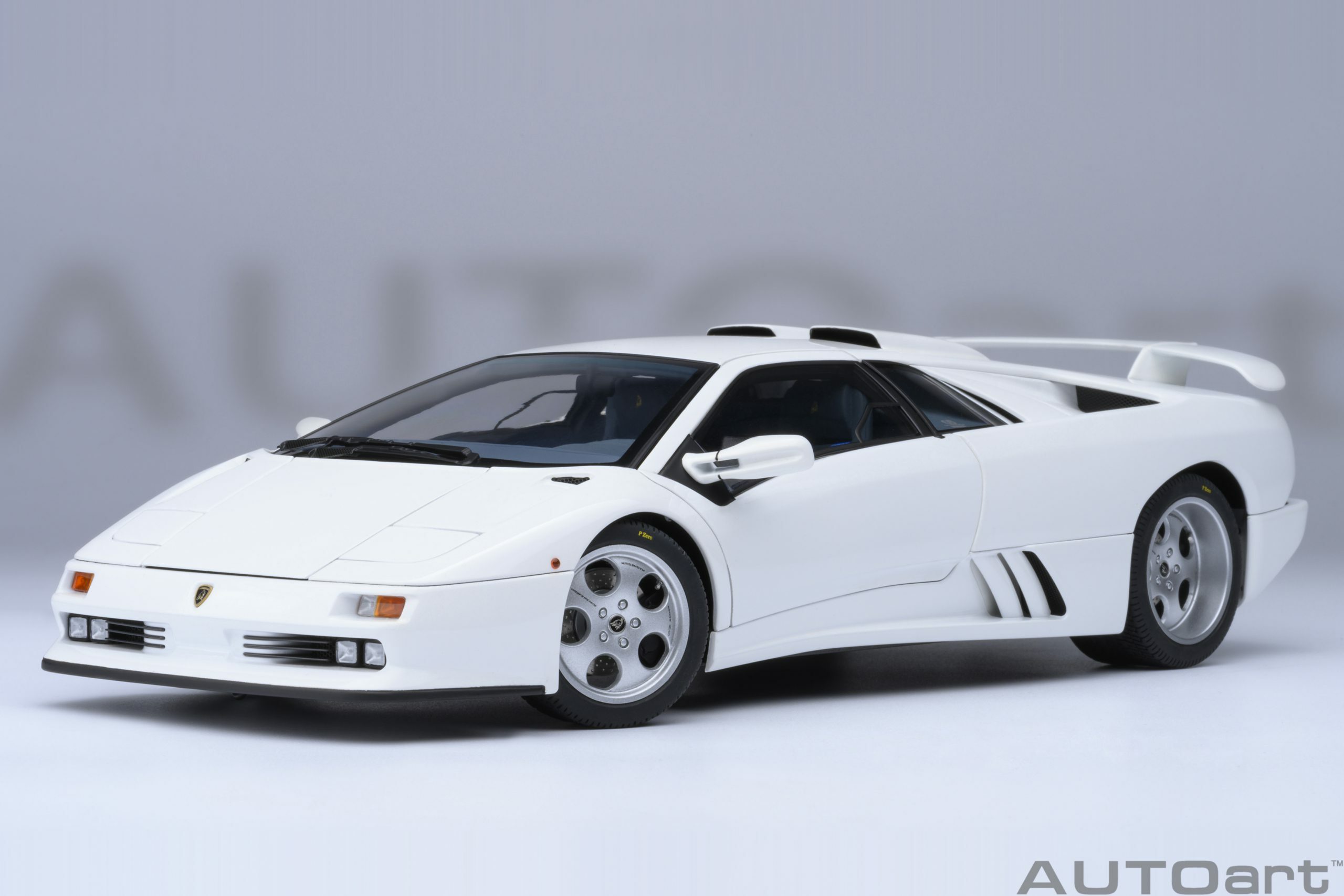 1/18 AUTOART Lamborghini Diablo SE JOTA (Impact White) (79145)