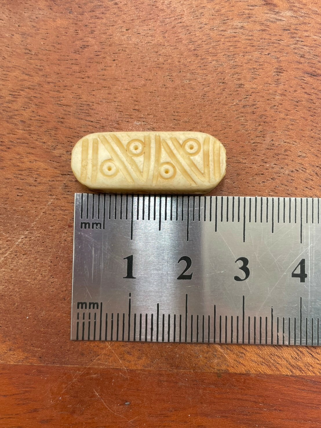 3孔-No.2牛骨圓角淺褐色長2.6寬1厚0.5