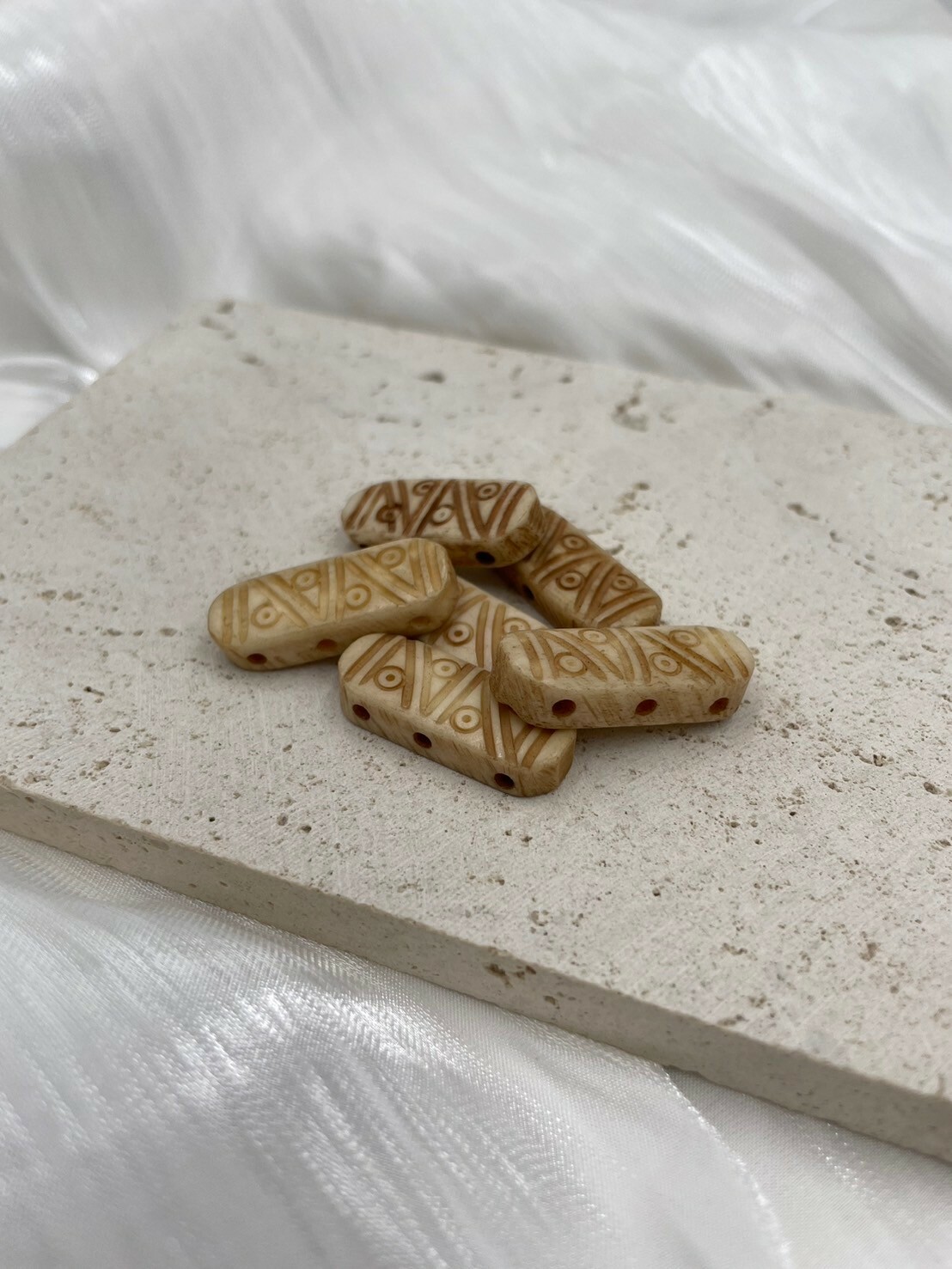 3孔-No.2牛骨圓角淺褐色長2.6寬1厚0.5