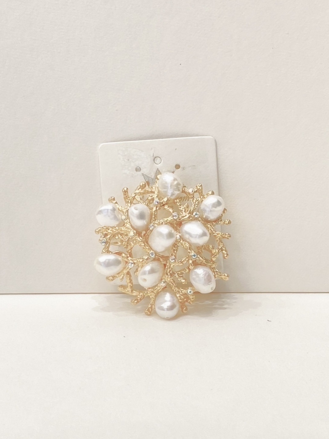 珍珠造型胸針
