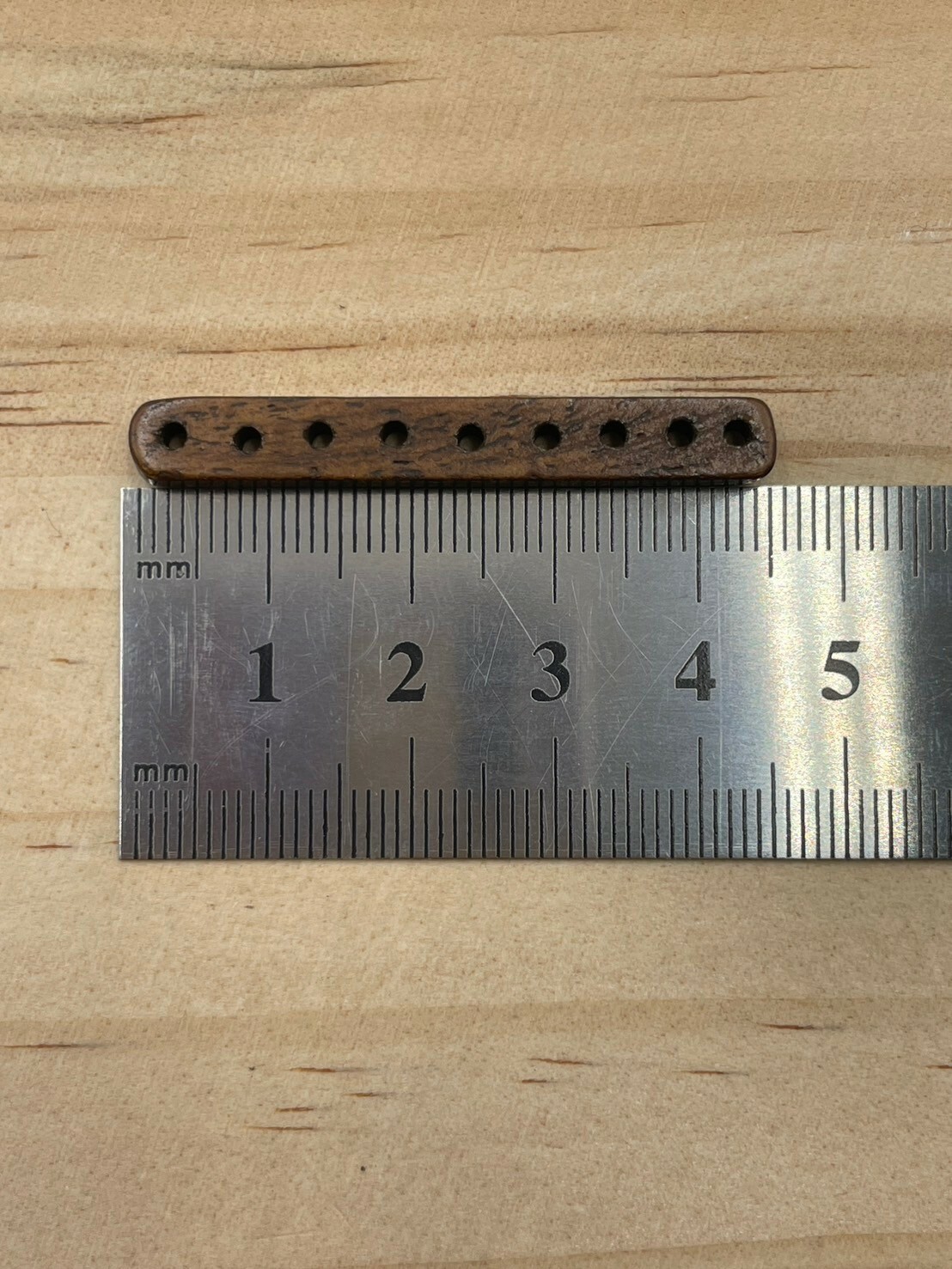 9孔-No.5牛骨窄版深褐隔片長4.5寬0.5厚0.3