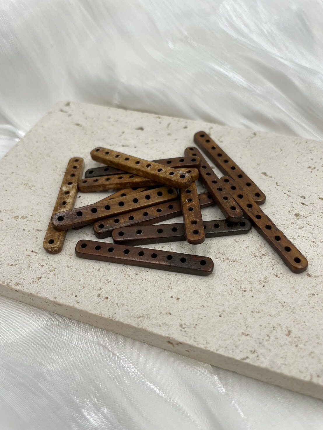 9孔-No.5牛骨窄版深褐隔片長4.5寬0.5厚0.3