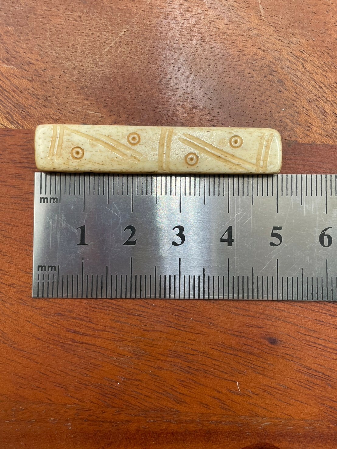 7孔-No.4牛骨方角淺棕色紋路斜面長5寬1厚0.4