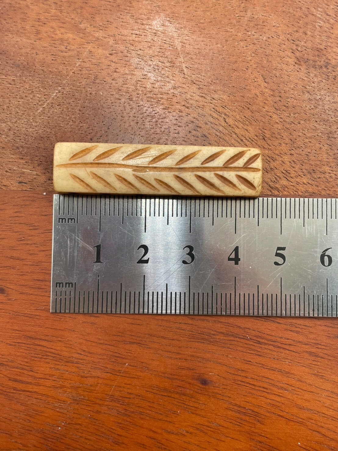 6孔-No.1牛骨長方型淺咖葉紋長4.5寬1厚0.4