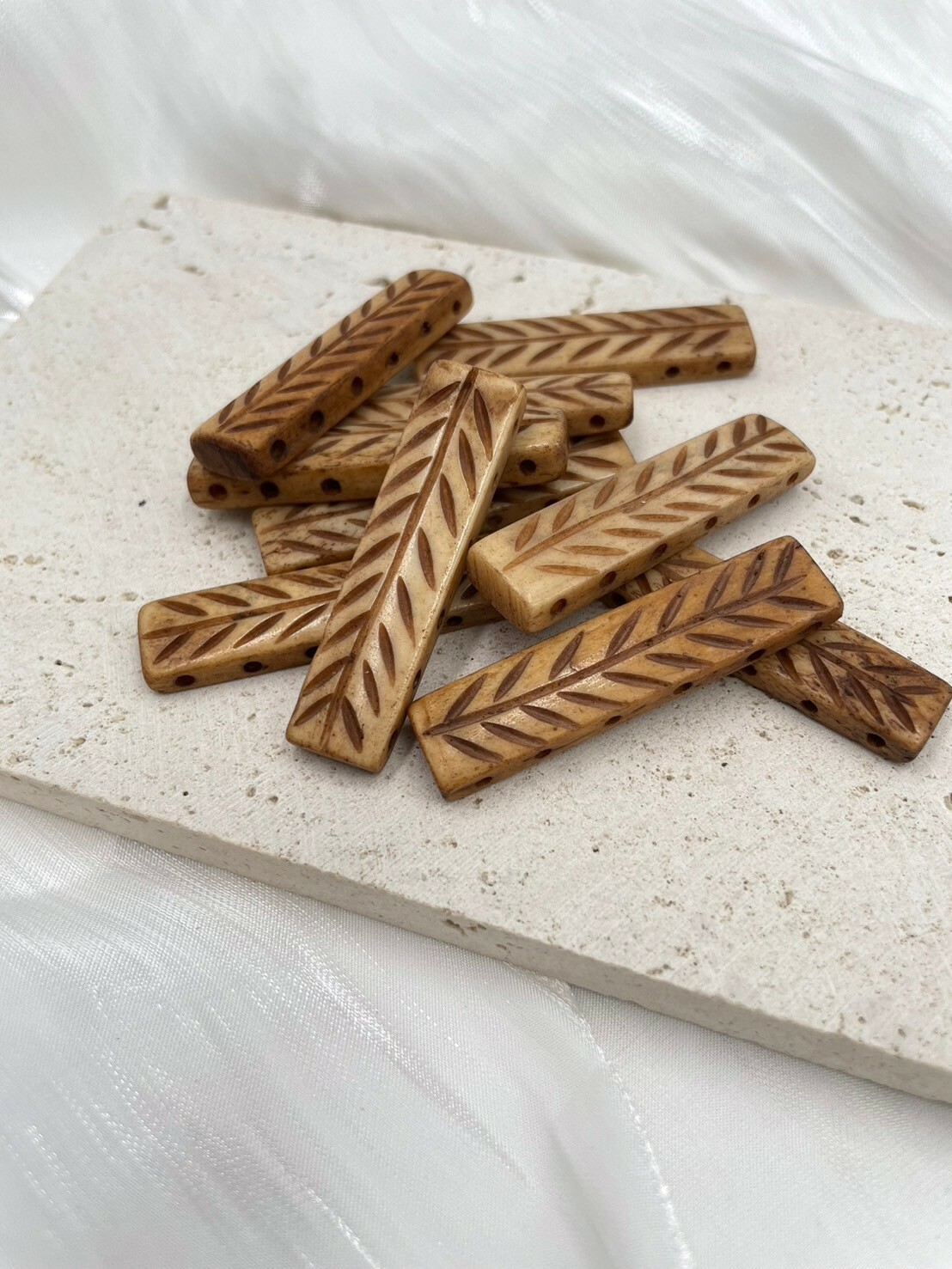 6孔-No.1牛骨長方型淺咖葉紋長4.5寬1厚0.4