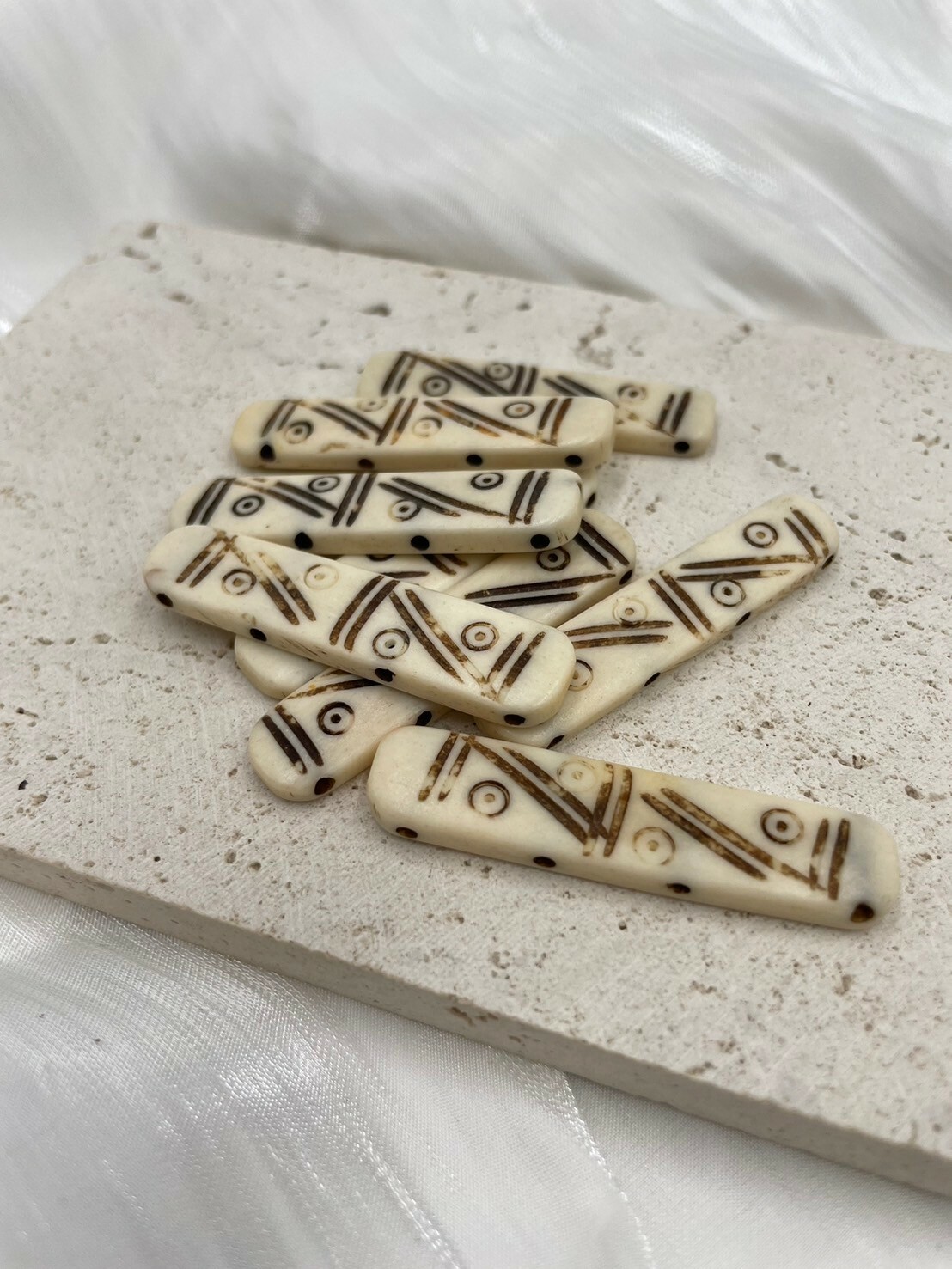 4孔-No.1牛骨圓角白色深紋長4.5寬1厚0.4