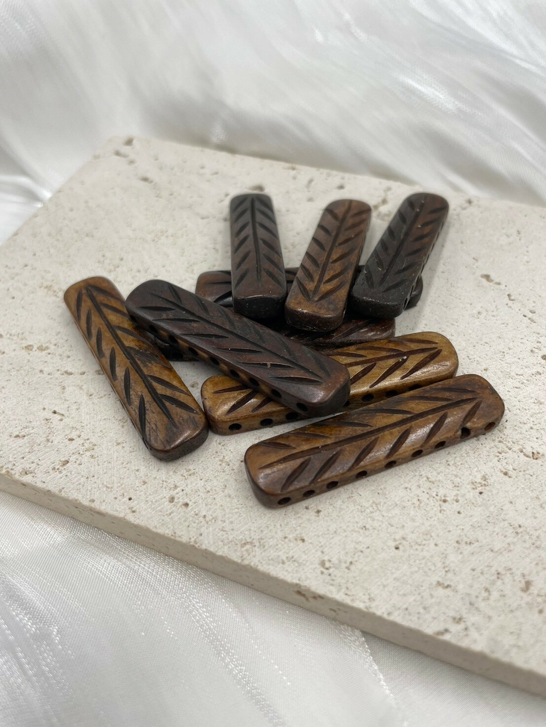 9孔-No.2牛骨圓角棕色葉紋長4.5寬1厚0.4