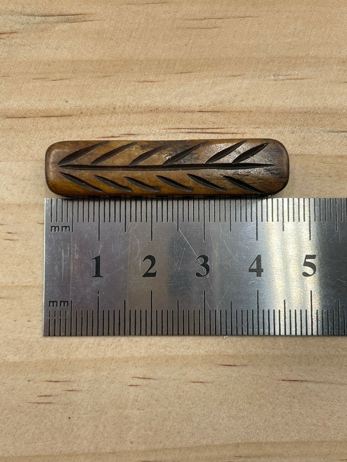 9孔-No.2牛骨圓角棕色葉紋長4.5寬1厚0.4