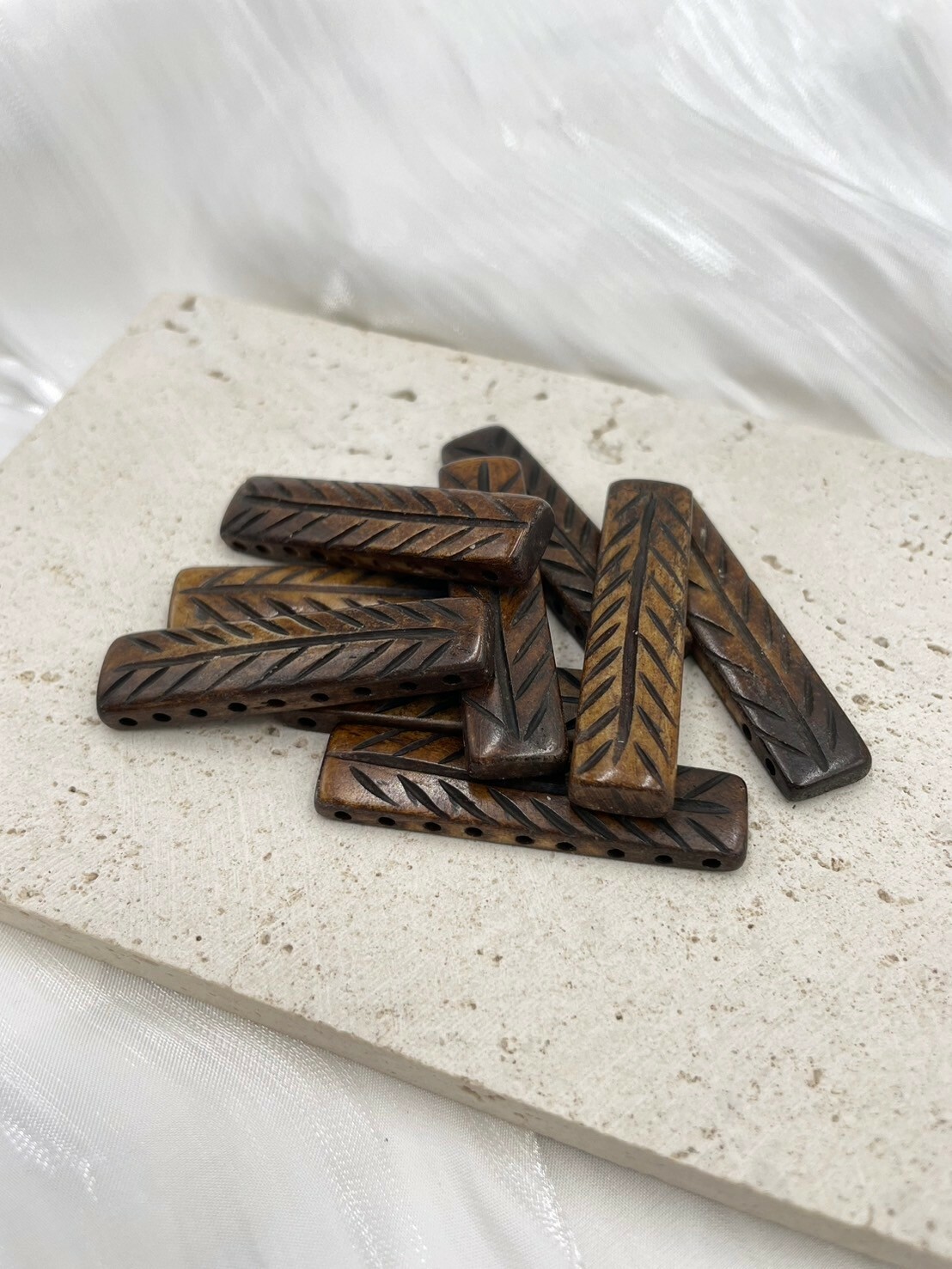 9孔-No.3牛骨方角棕色葉紋長4.5寬1厚0.4