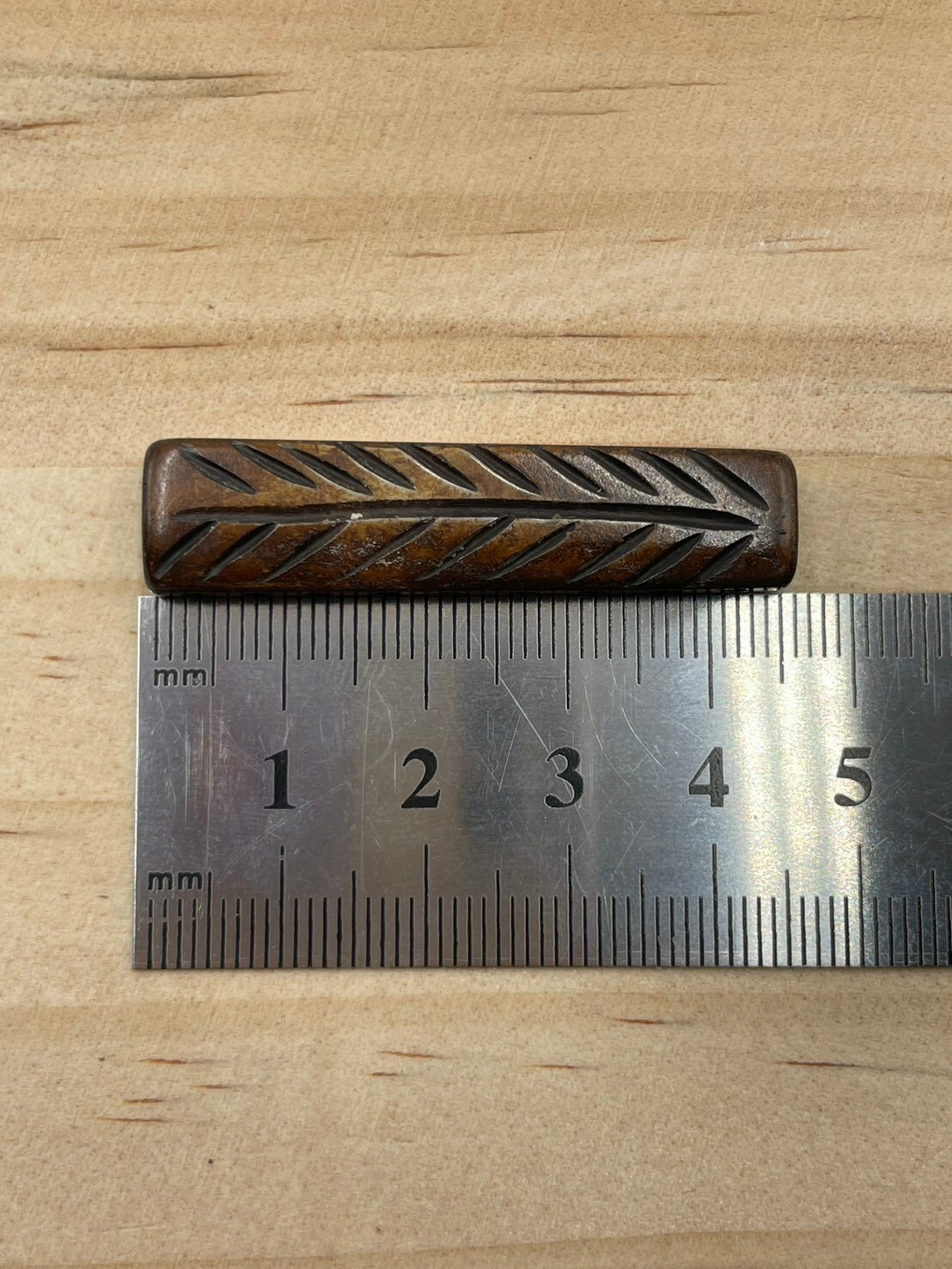 9孔-No.3牛骨方角棕色葉紋長4.5寬1厚0.4