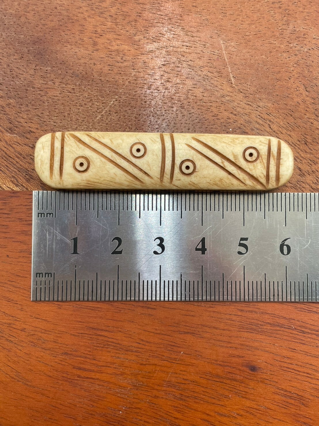 9孔-No.1牛骨圓角淺斜線圓點紋長6寬1.2厚0.6