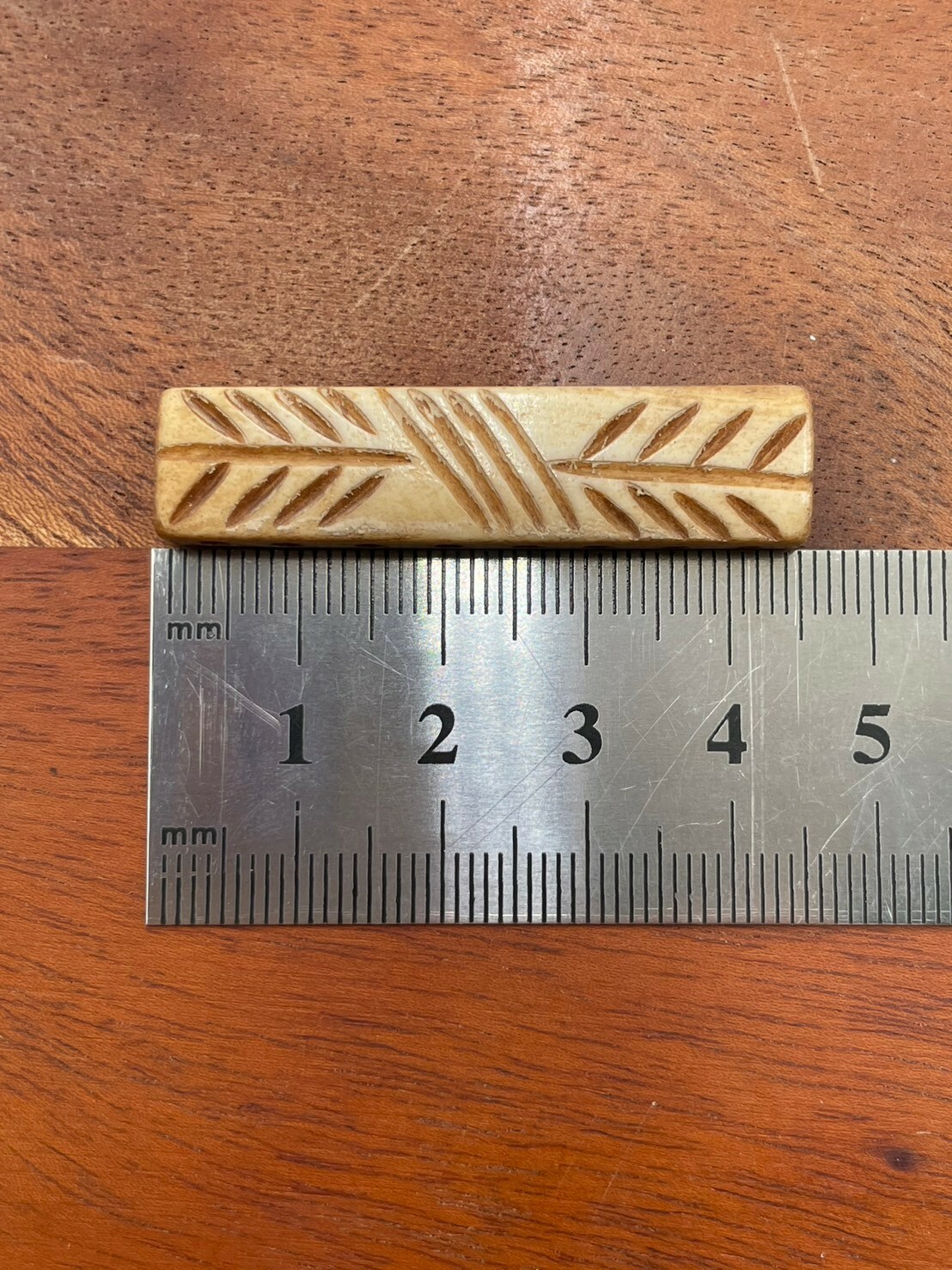 8孔-No.4牛骨方角淺褐色葉紋長4.5寬1厚0.5