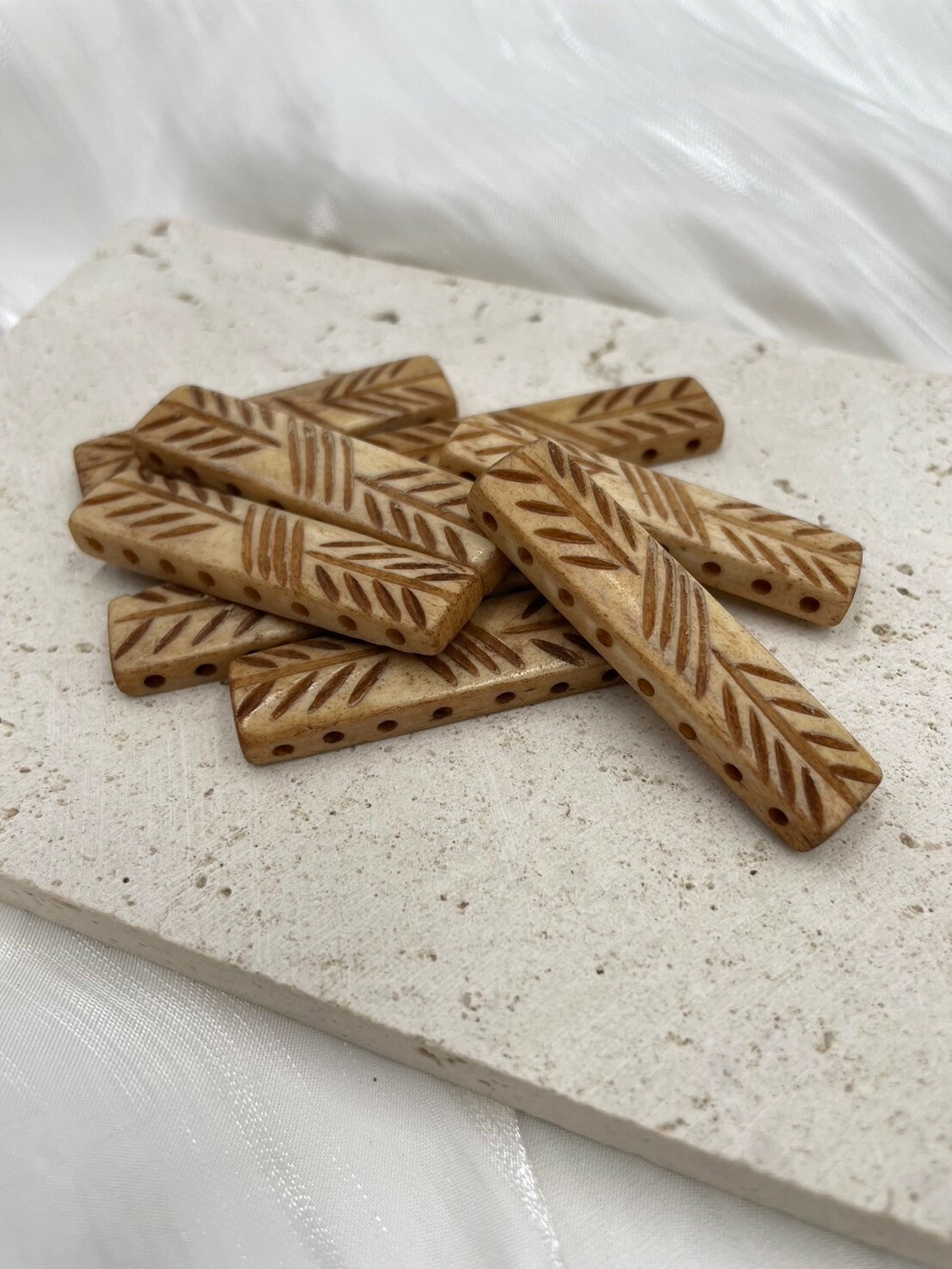 8孔-No.4牛骨方角淺褐色葉紋長4.5寬1厚0.5