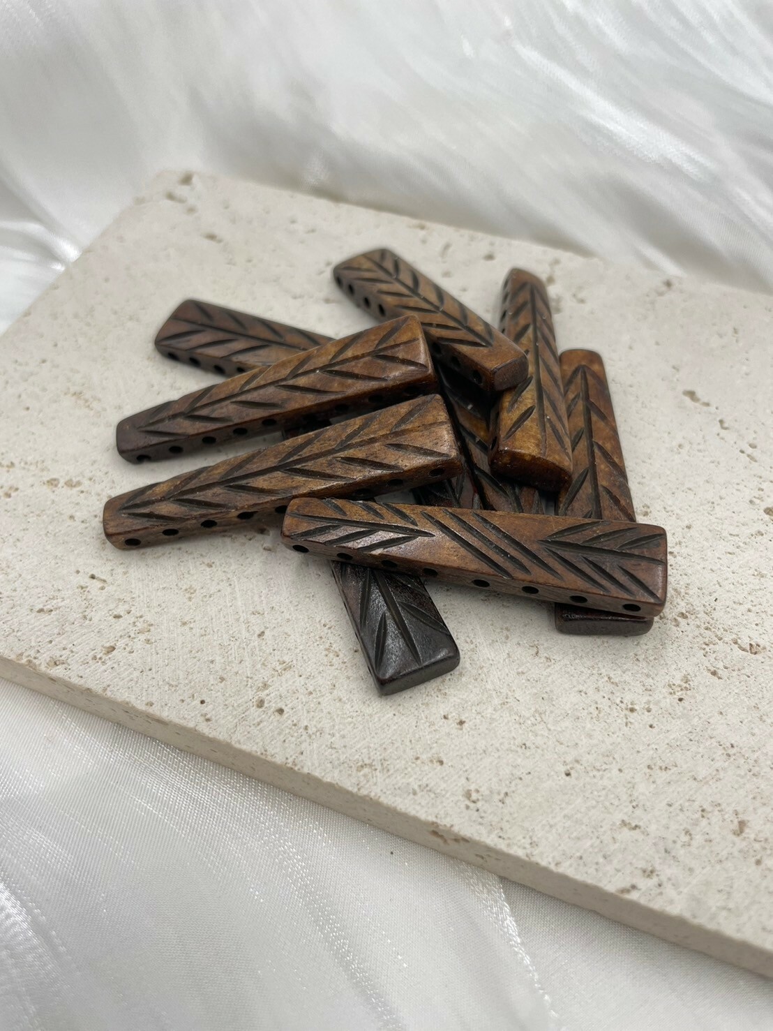 9孔-No.7牛骨三角深咖葉紋隔片長4.5寬1厚0.7