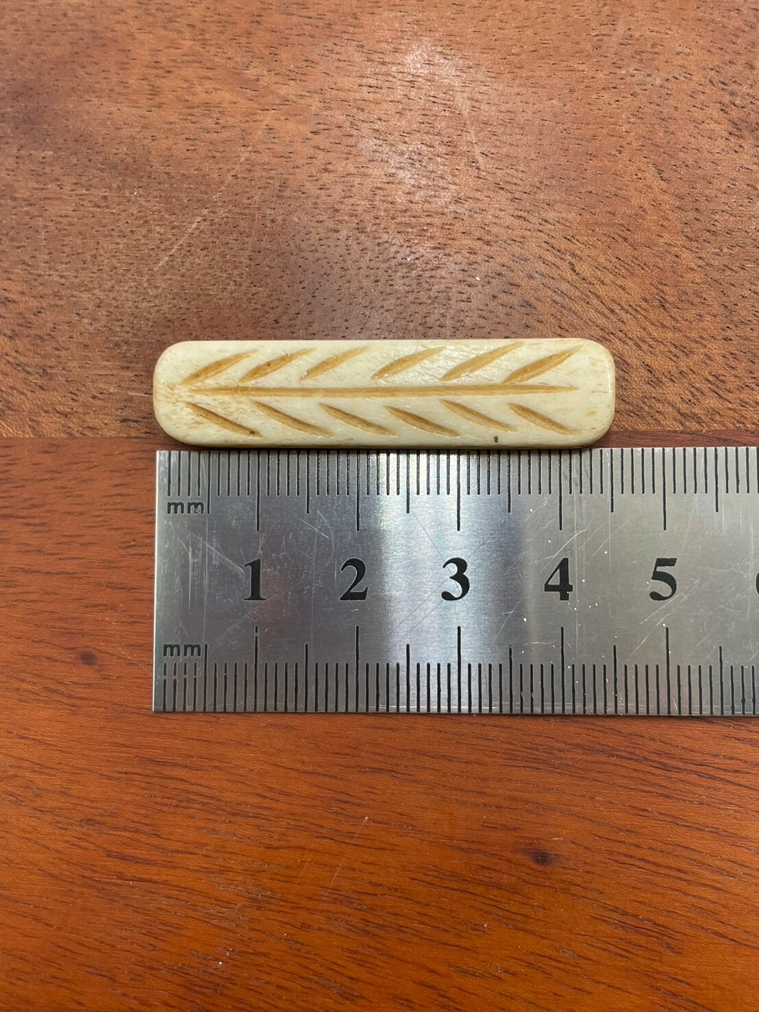 9孔-No.8牛骨圓角乳白葉紋隔片長4.5寬1厚0.4