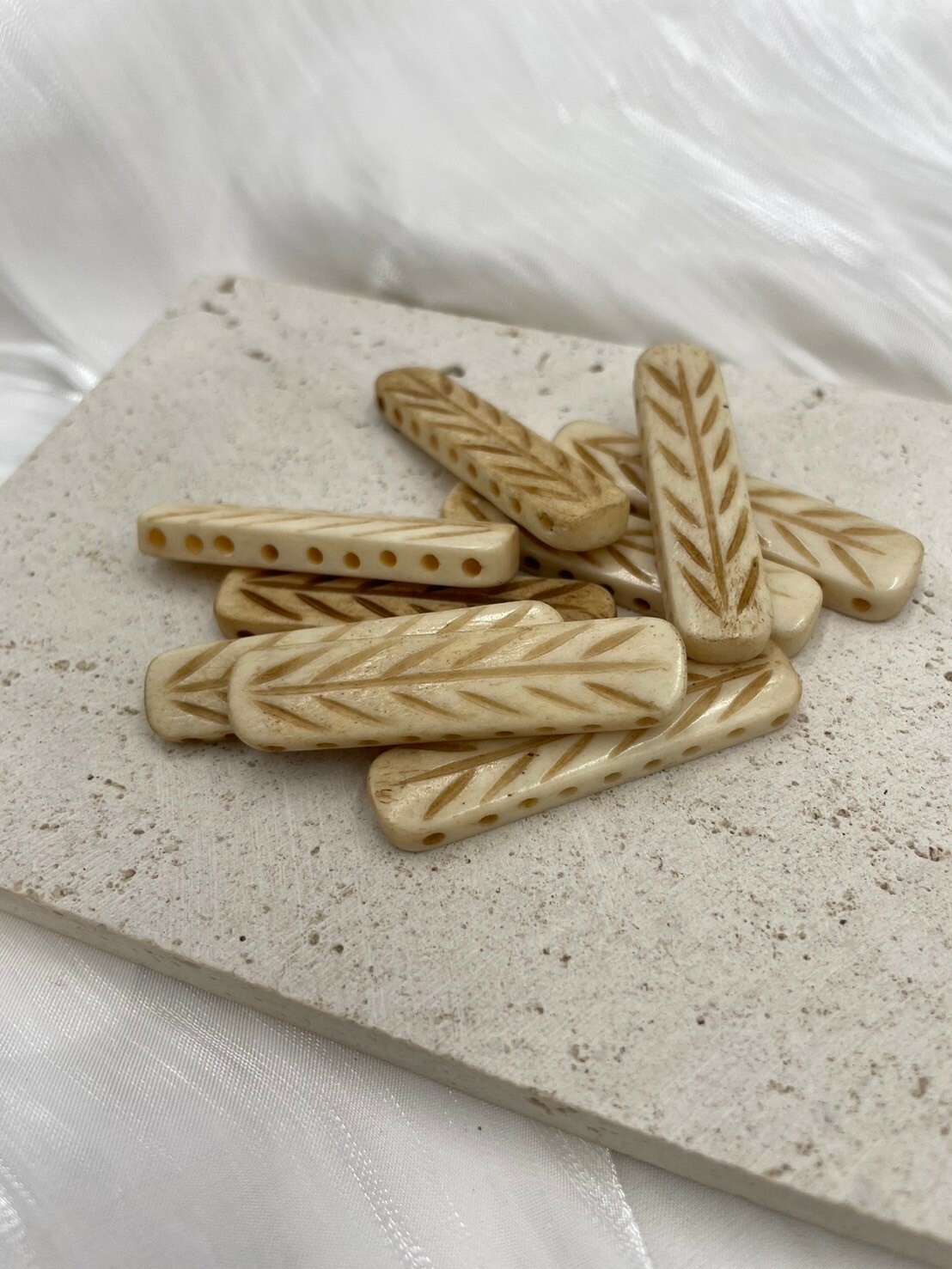 9孔-No.8牛骨圓角乳白葉紋隔片長4.5寬1厚0.4